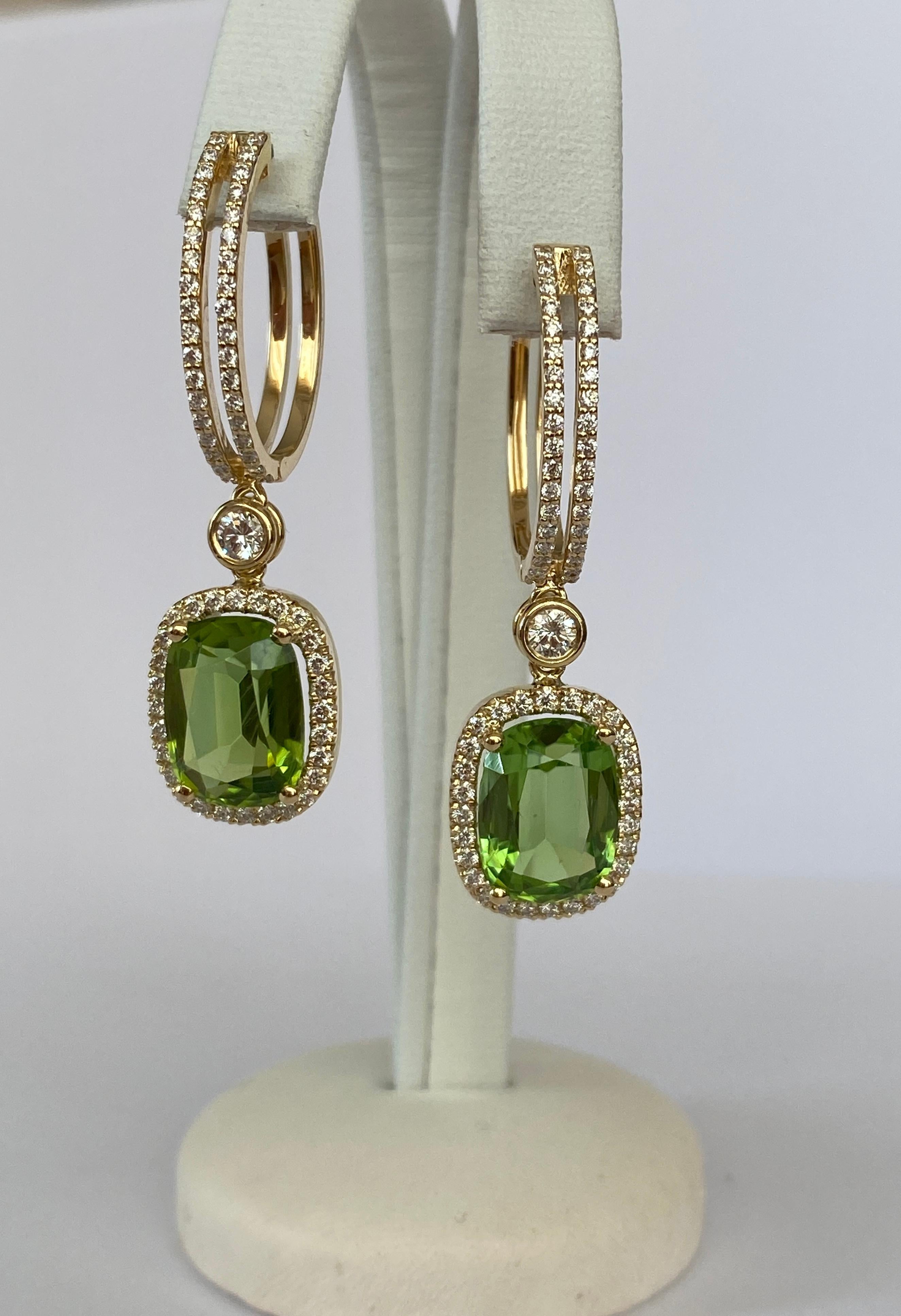Orecchini con peridoto e diamanti certificati da 8,15 carati in oro giallo 18 kt in vendita 1