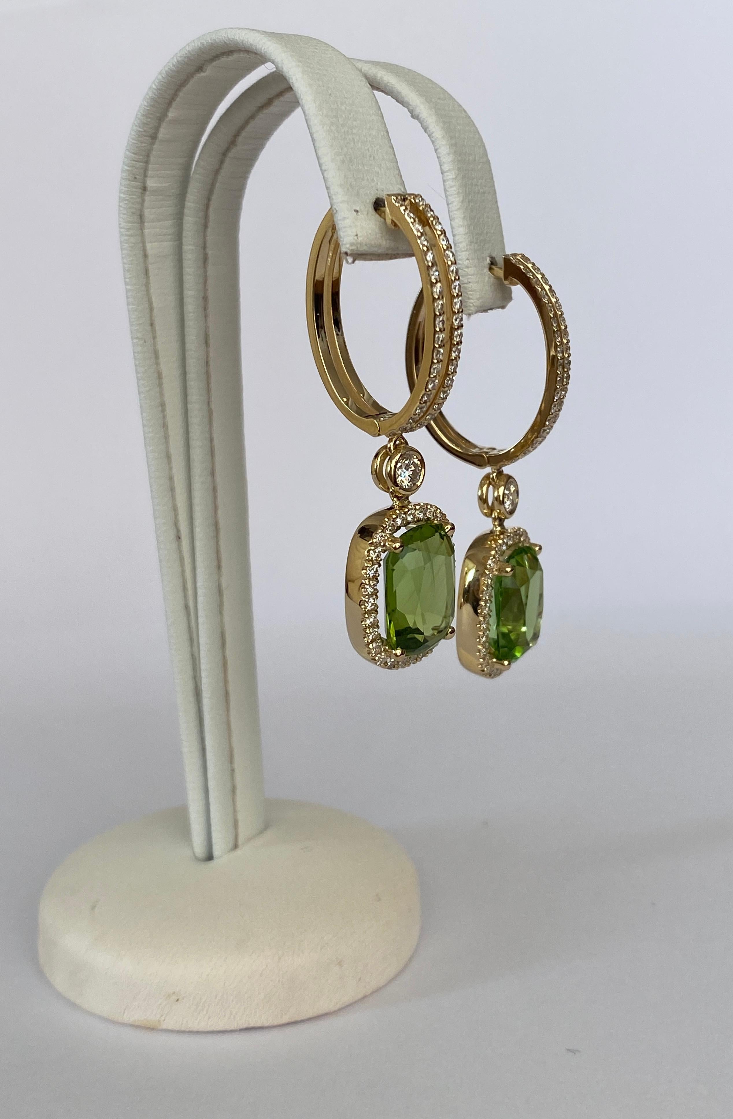 Orecchini con peridoto e diamanti certificati da 8,15 carati in oro giallo 18 kt in vendita 2