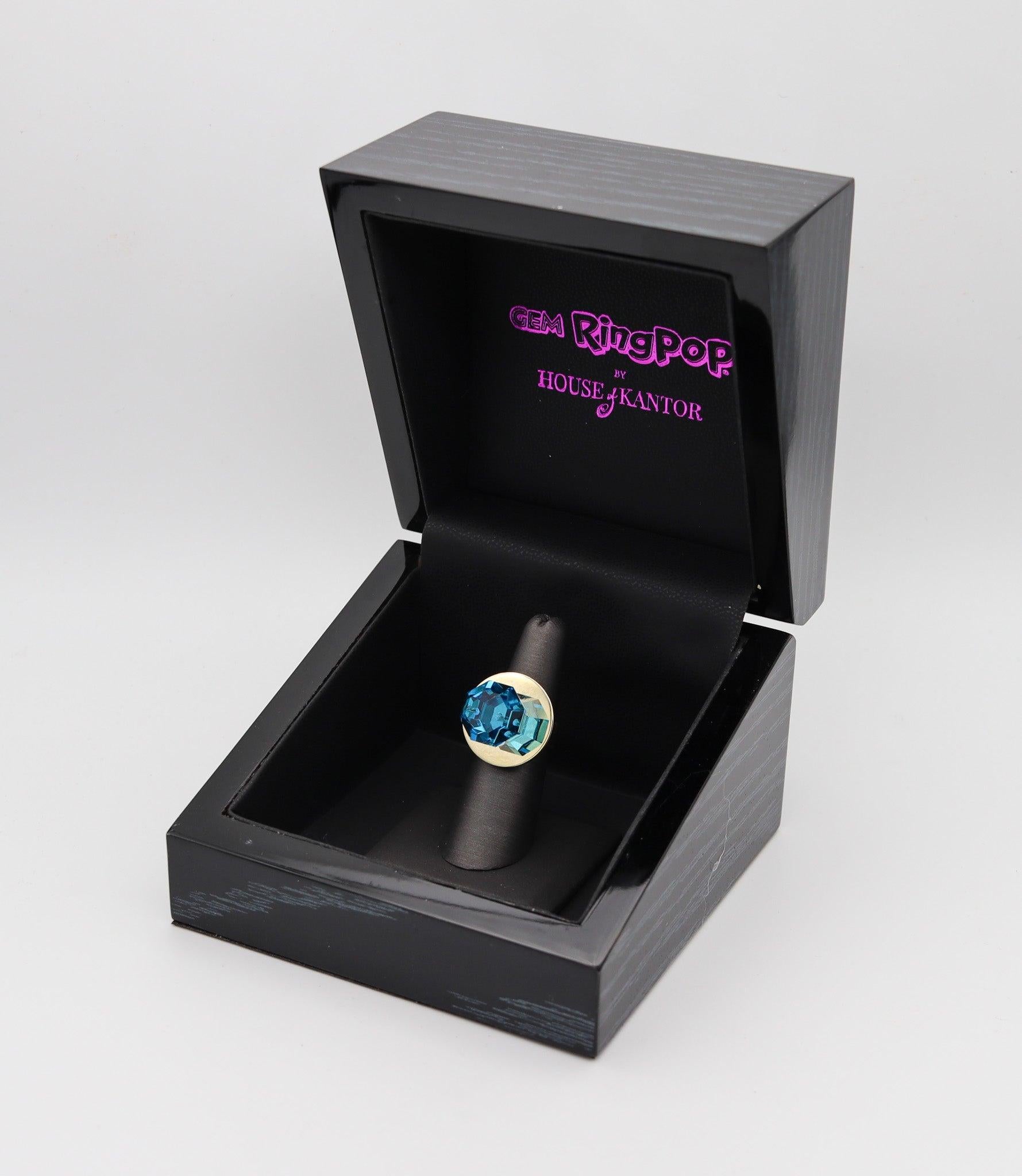 Anello con gemma pop disegnato da Anthony Kantor.

Questo è uno degli anelli da cocktail più divertenti creati dal designer californiano Kantor. Questo è il Gem Ring Pop, che ti offre un pezzo autentico ispirato al Ring Pop che durerà molto più a
