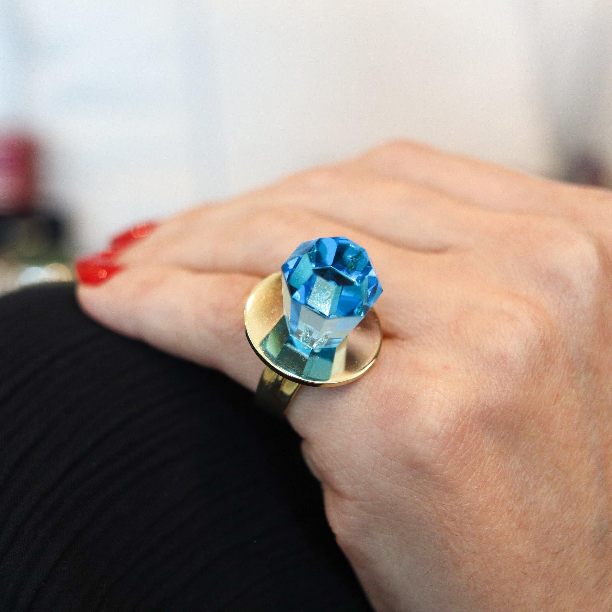 Contemporaneo Anello di gemme POP Anthony Kantor Cocktail Ring in oro giallo 14Kt e topazio blu 28 Ctw in vendita