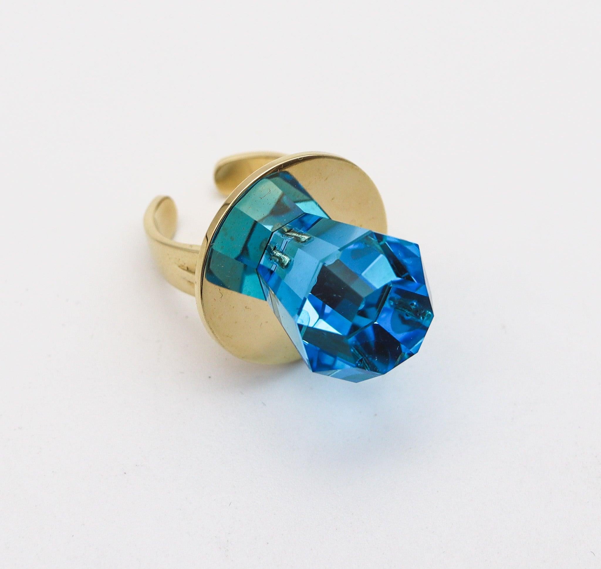 Taglio misto Anello di gemme POP Anthony Kantor Cocktail Ring in oro giallo 14Kt e topazio blu 28 Ctw in vendita