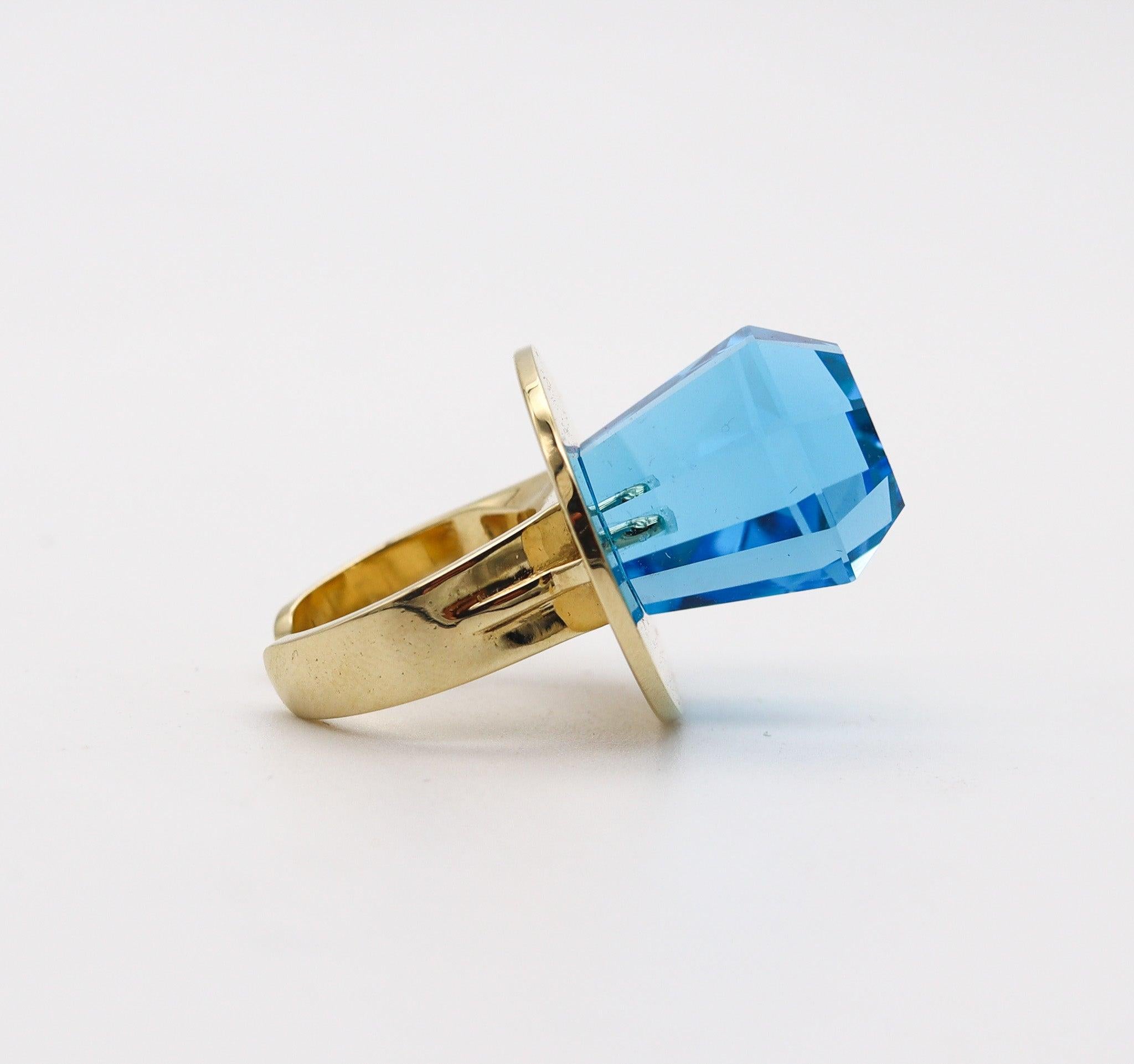 Anello di gemme POP Anthony Kantor Cocktail Ring in oro giallo 14Kt e topazio blu 28 Ctw in vendita 1