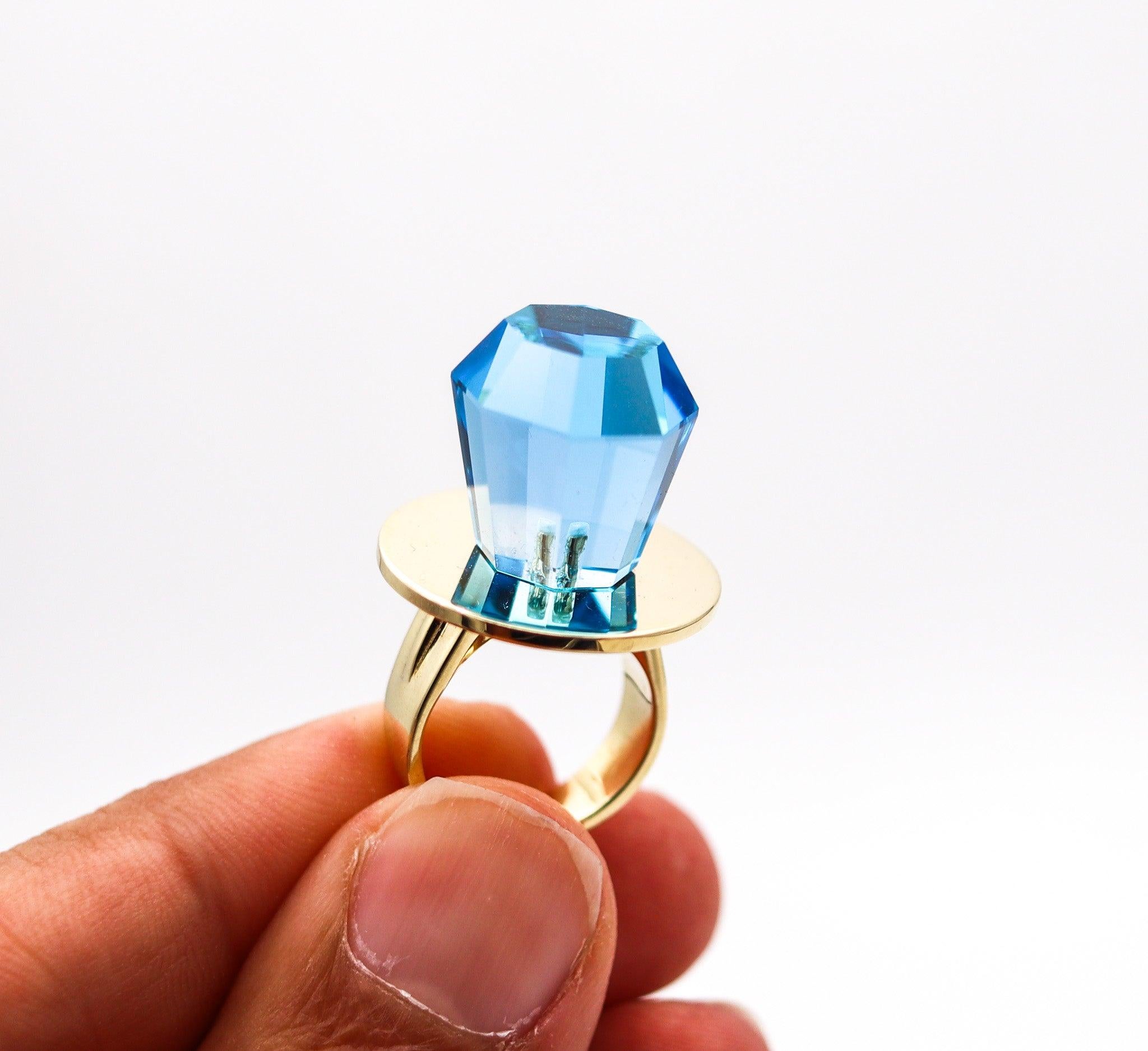 Anello di gemme POP Anthony Kantor Cocktail Ring in oro giallo 14Kt e topazio blu 28 Ctw in vendita 2