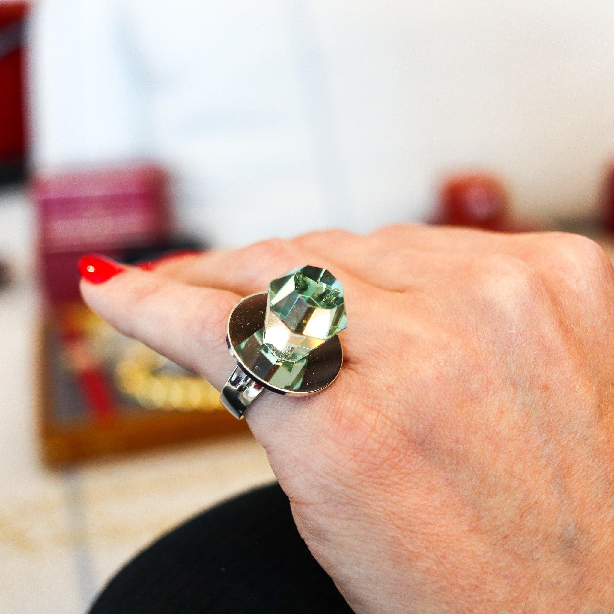 Anello con gemma pop disegnato da Anthony Kantor.

Questo è uno degli anelli da cocktail più divertenti creati dal designer californiano Kantor. Questo è il Gem Ring Pop, che ti offre un pezzo autentico ispirato al Ring Pop che durerà molto più a