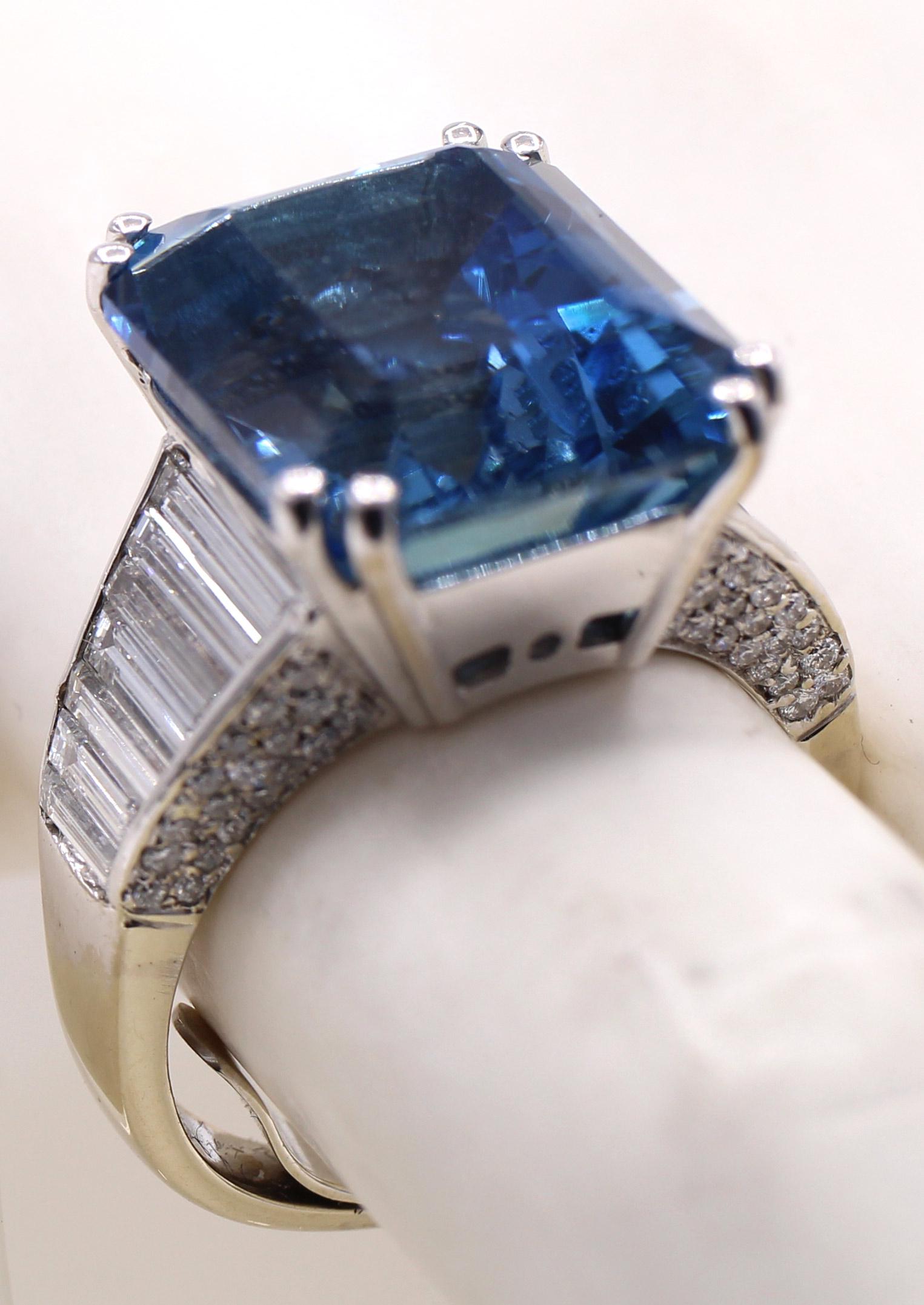 Gem Santa Maria Color Aquamarine and Diamond Ring In Excellent Condition For Sale In New York, NY