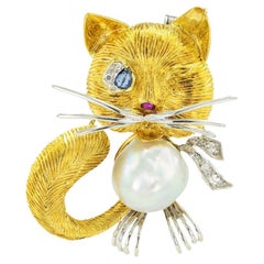 Broche chat en or jaune et perles baroques serties de pierres précieuses