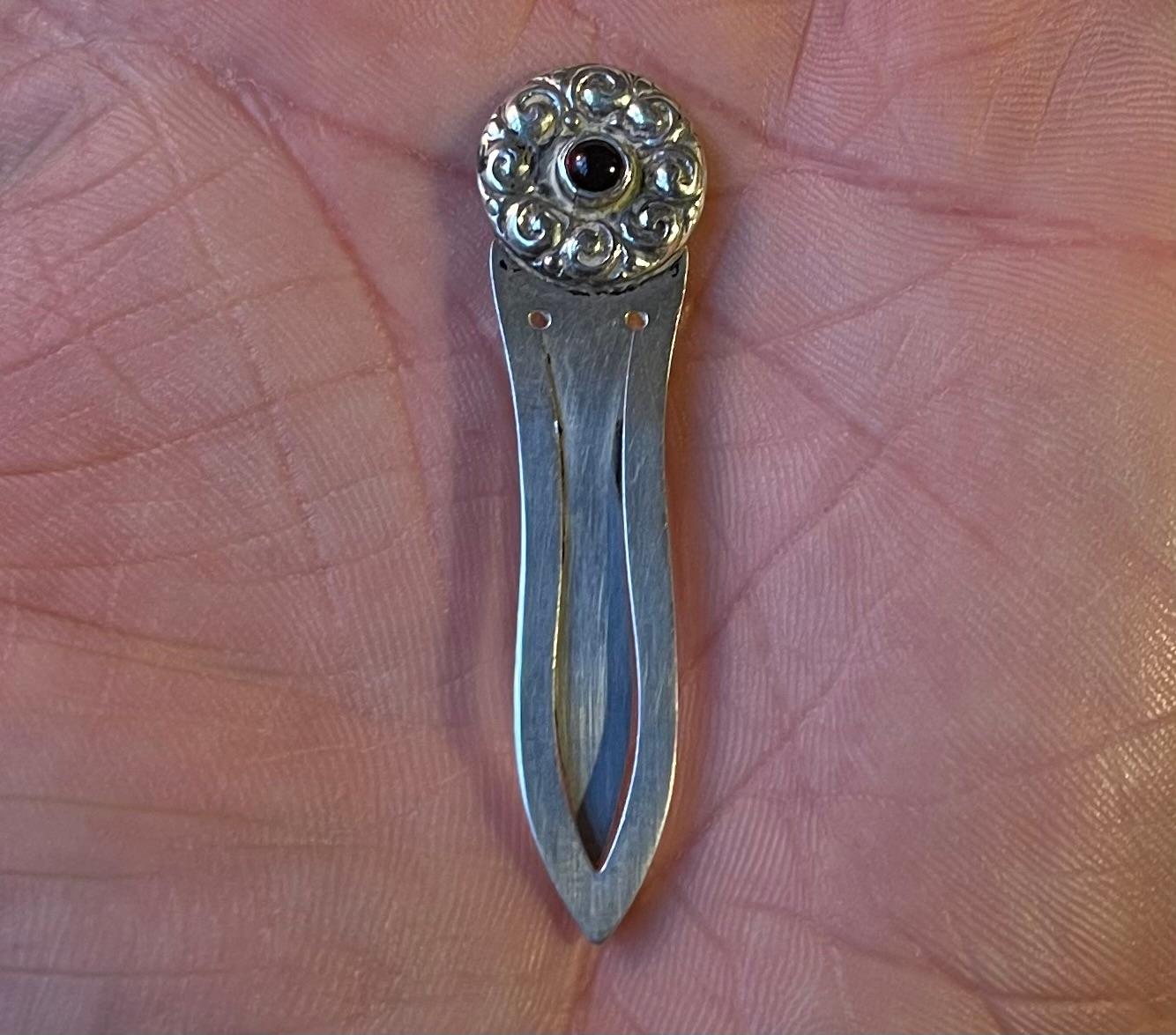 Arts and Crafts Segnalibro d'argento danese Arts & Crafts di Wilhelm Volck, anni '20, incastonato come una gemma in vendita