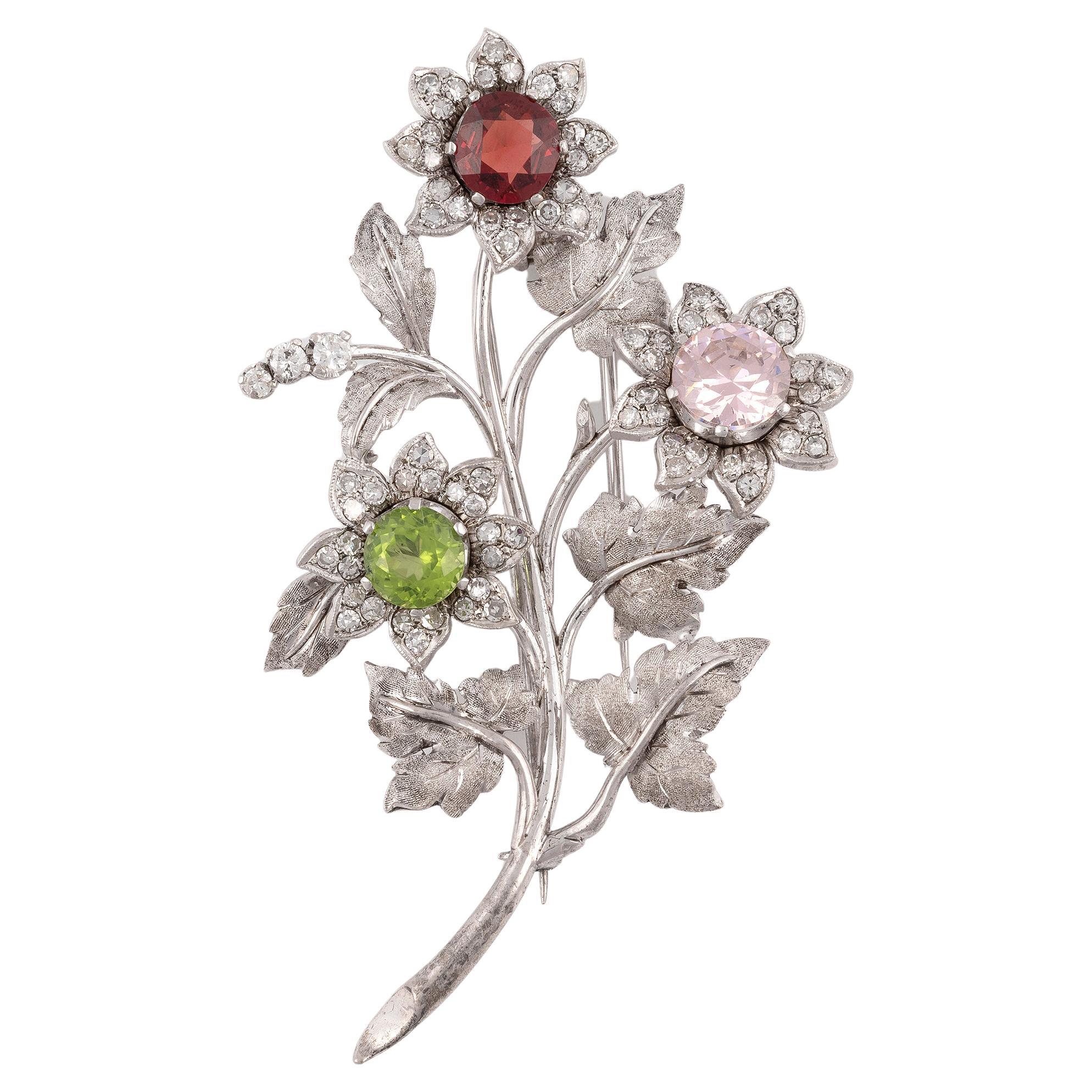 Broche de oro blanco de dieciocho quilates y diamantes engastados