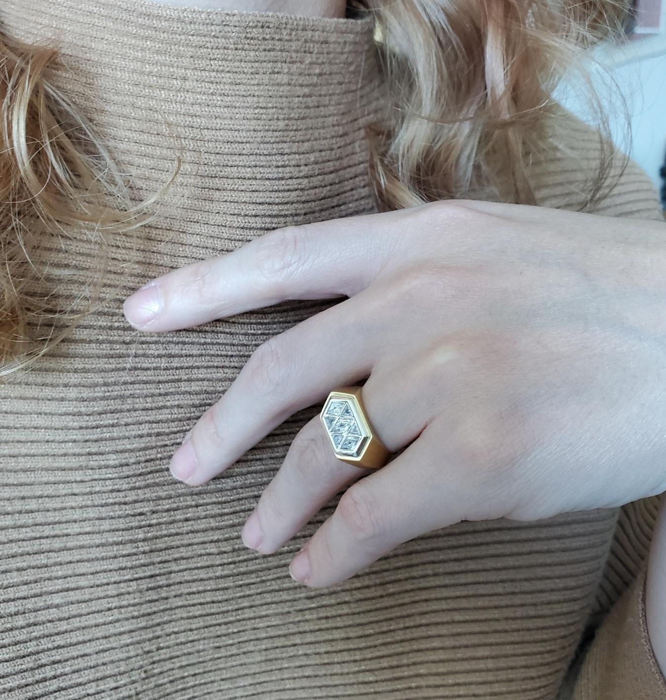 Geometric signed ring with fancy cuts diamonds.

Beautiful and elegant signet ring carefully crafted in solid yellow gold of 18 karats with brushed finish and .900/.999 platinum for the setting of the diamonds

Diamonds: Bezel set with 3 kite