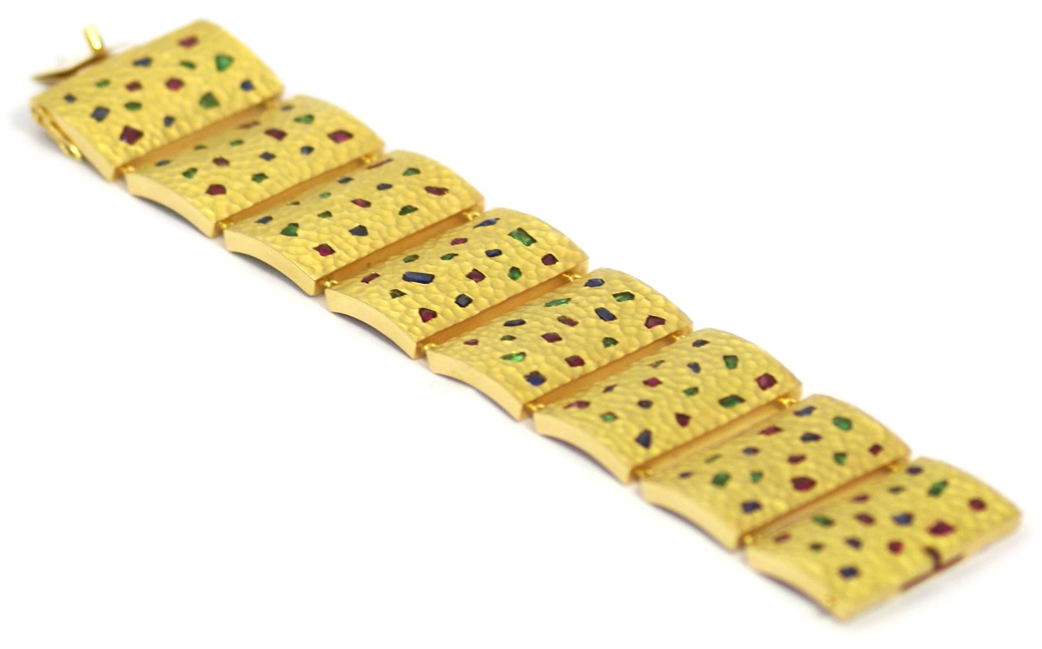 Gem-Set Hammered Gold Link Bracelet In Good Condition For Sale In New York, NY