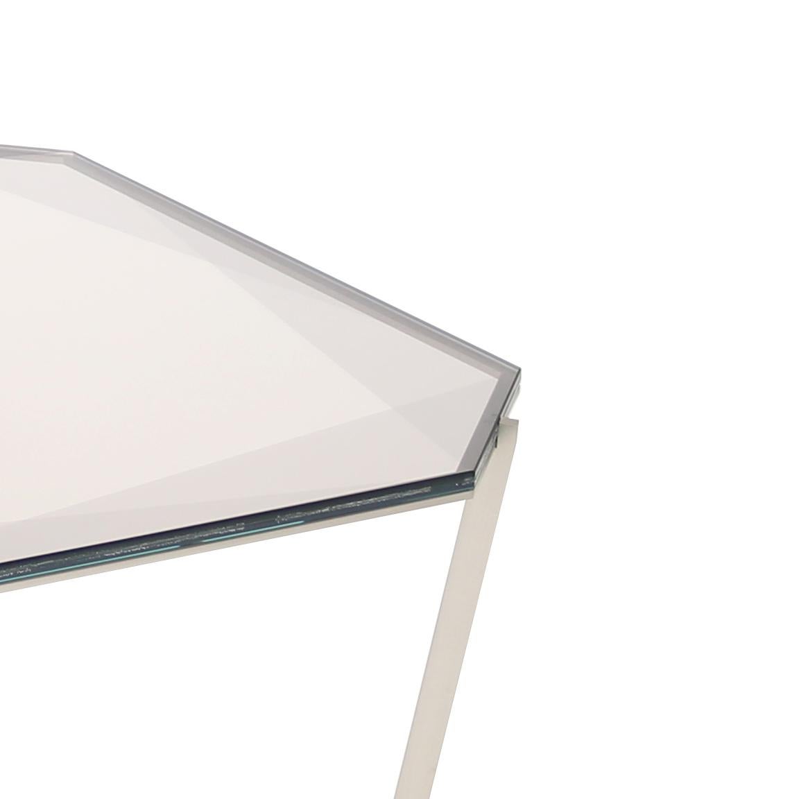 Autre Table basse carrée Gem - Verre fumé avec base en acier inoxydable par Debra Folz en vente