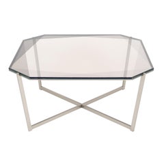 Table basse carrée Gem - Verre fumé avec base en acier inoxydable par Debra Folz