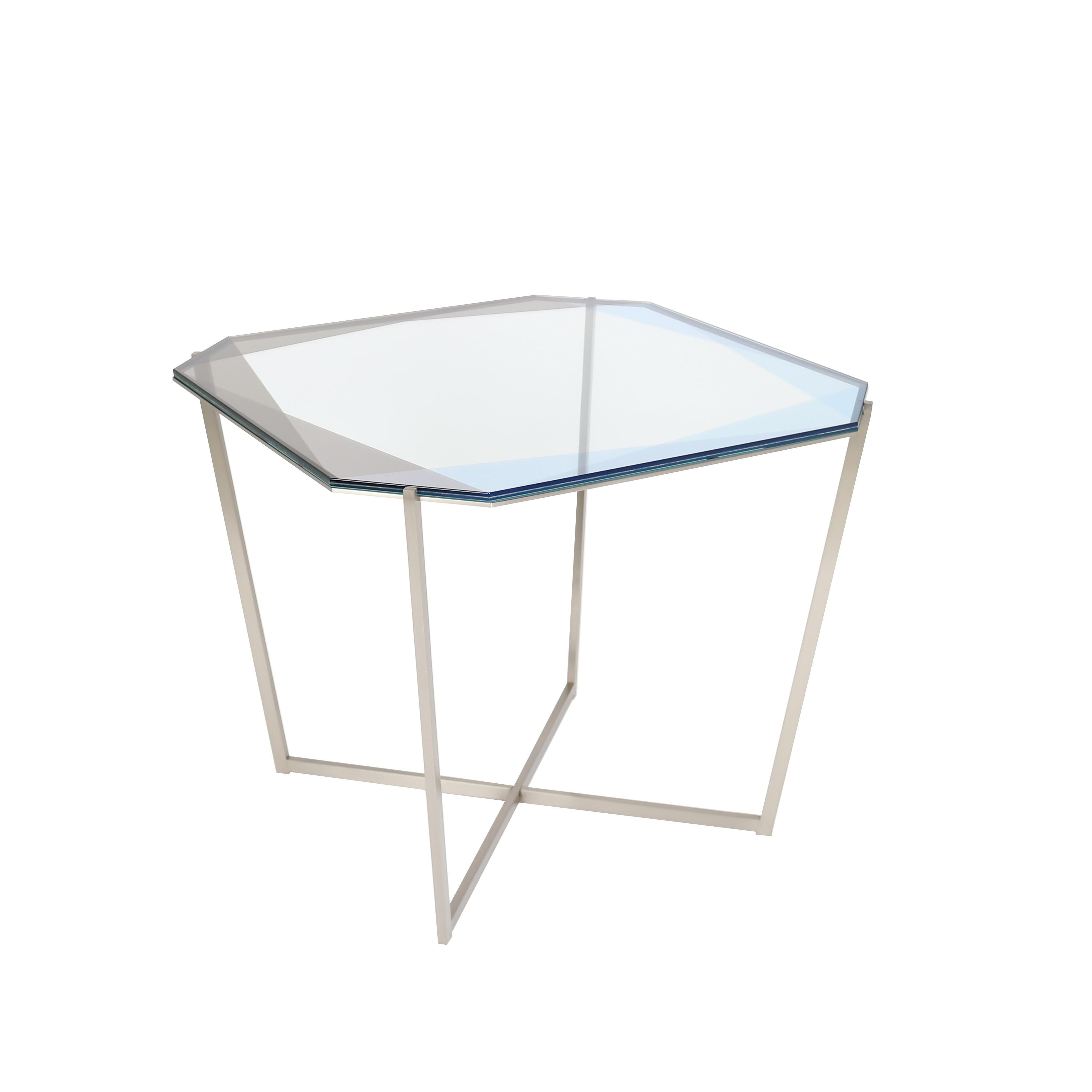 Notre collection de tables de pierres précieuses s'inspire des reflets de la lumière et des transparences que l'on trouve dans les pierres précieuses. Ces tables en métal et en verre traduisent des facettes par des couches de couleurs et des