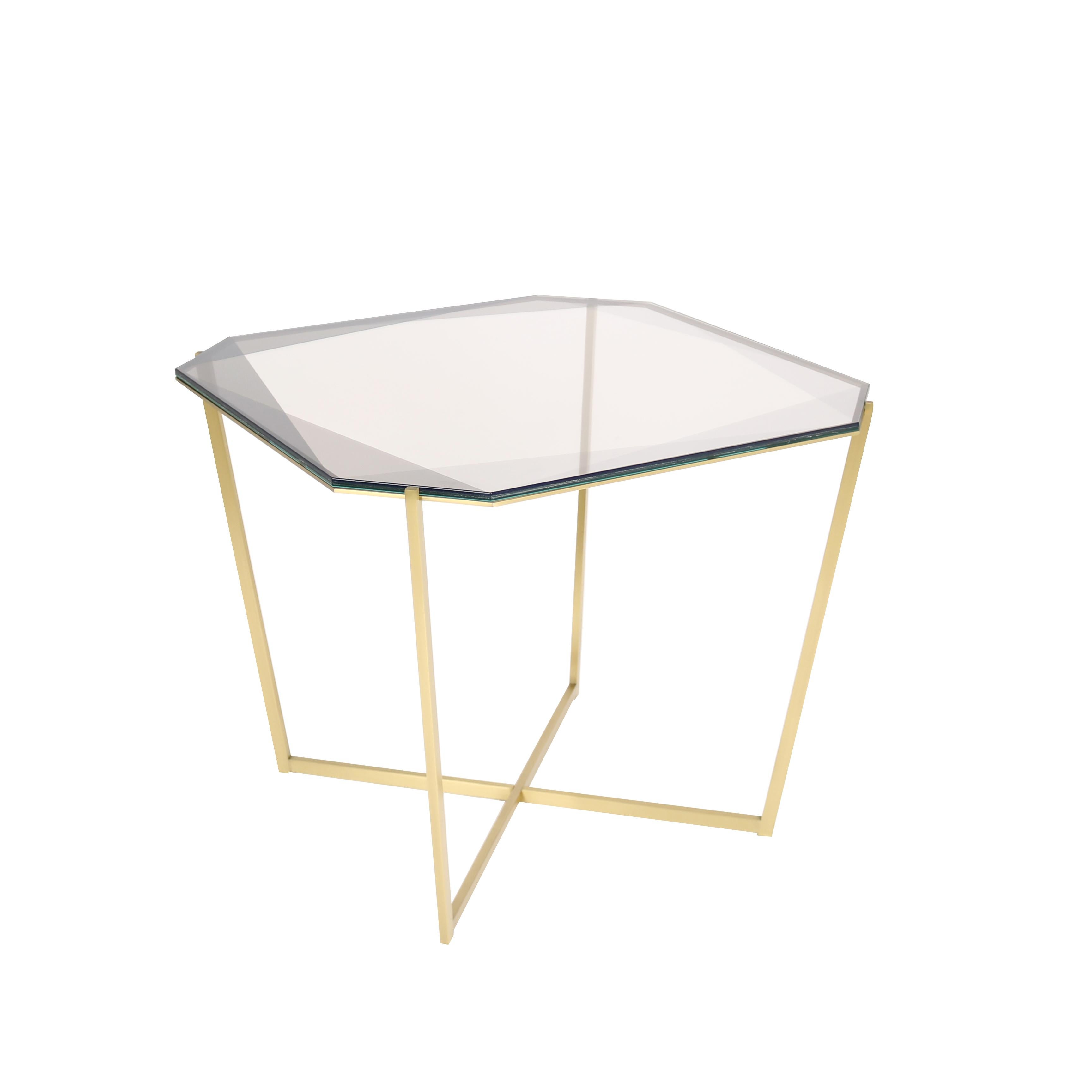 Notre collection de tables de pierres précieuses s'inspire des reflets de la lumière et des transparences que l'on trouve dans les pierres précieuses. Ces tables en métal et en verre traduisent des facettes par des couches de couleurs et des