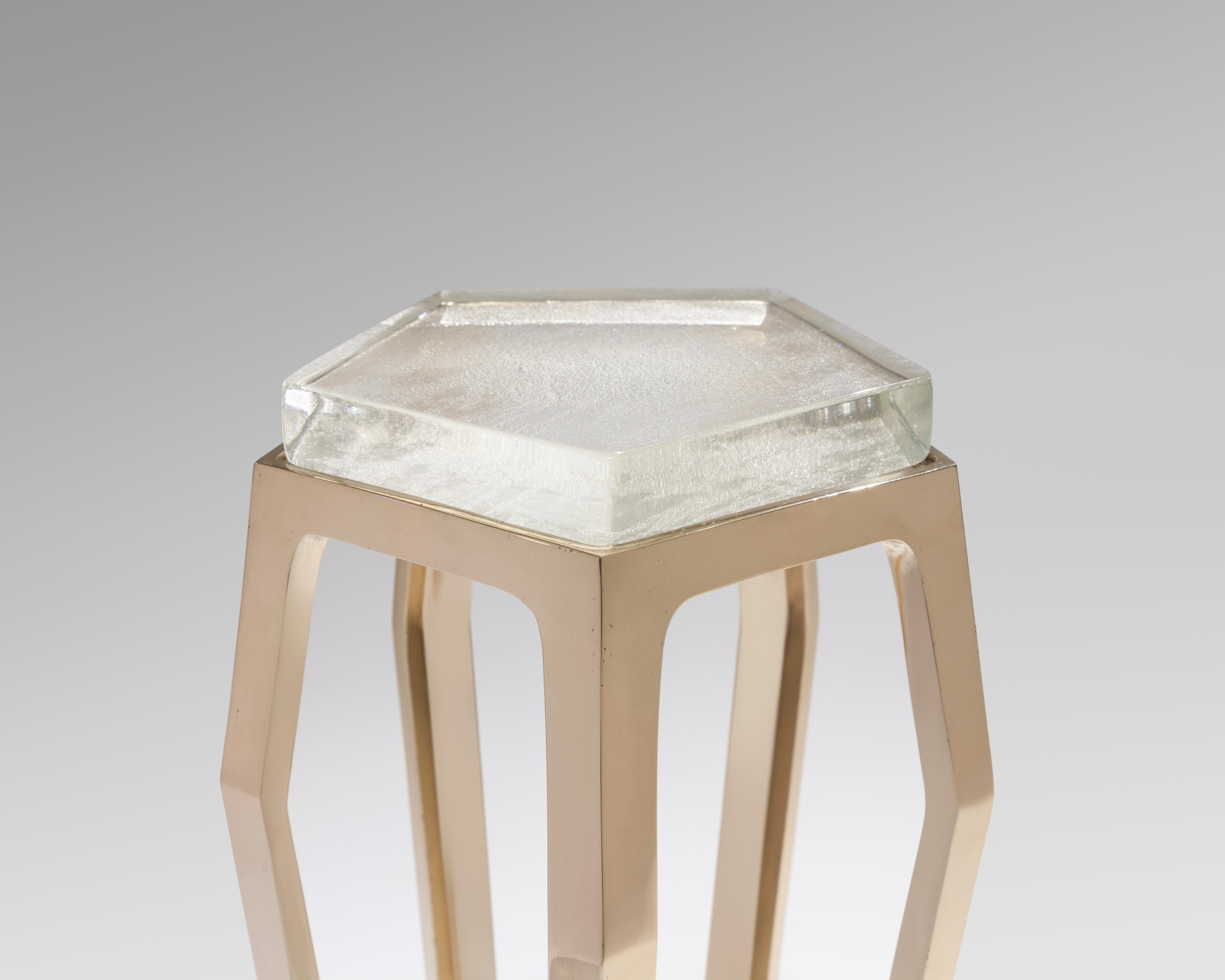 Der Gem Table von Chai Ming Studios ist von edlen Schmuckstücken inspiriert und bringt Stil und Eleganz in jede Umgebung. Mit Hilfe traditioneller Bronzegusstechniken wird die geschmolzene Bronze in den einzigartigen fünfseitigen Sockel verwandelt