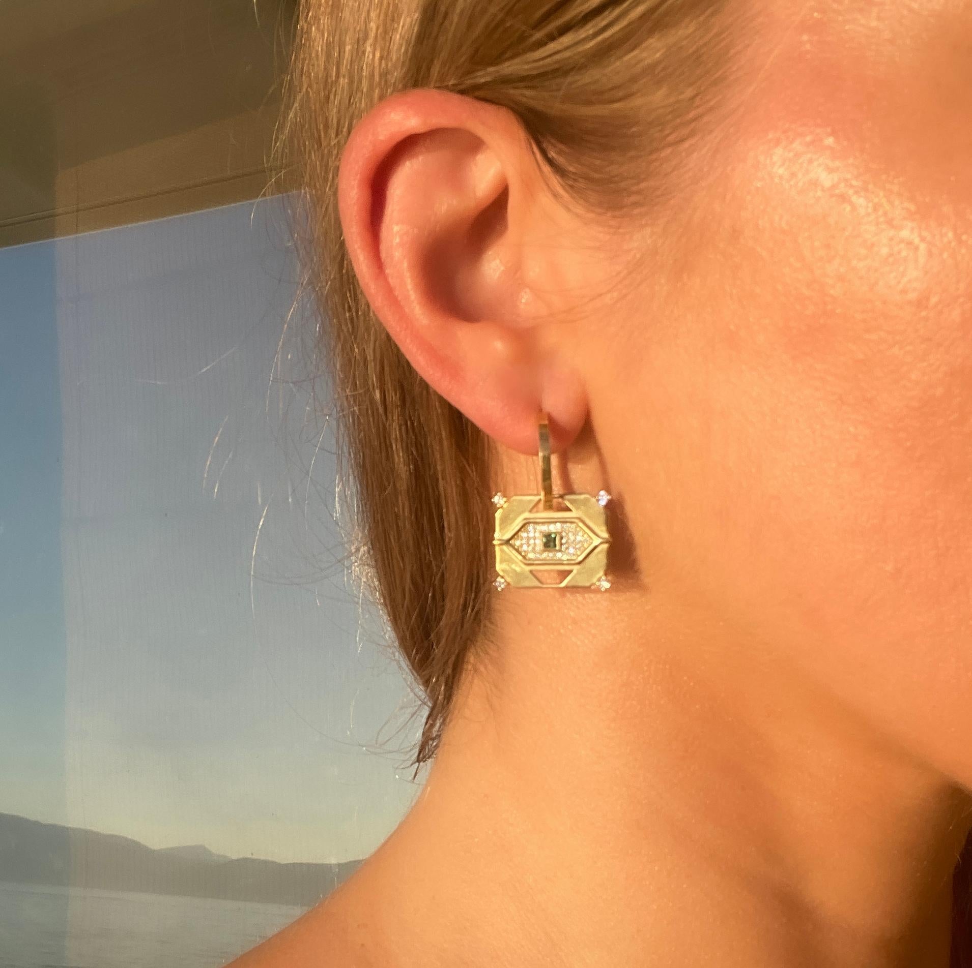 Pendentif interchaîneable en or jaune 18 carats avec diamants et émeraudes, étiquettes de pierres précieuses Neuf - En vente à Athens, Ekali