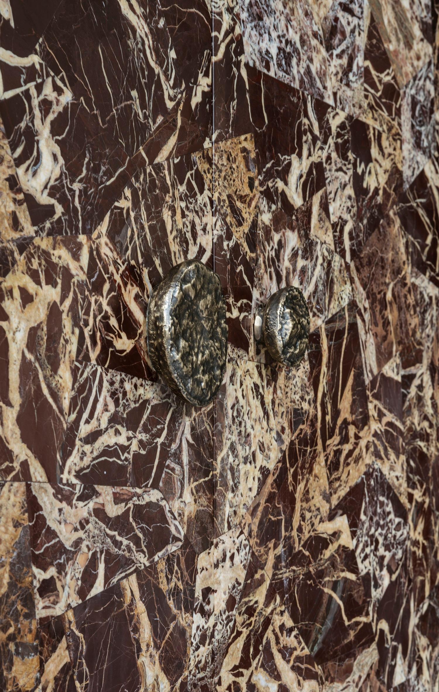 Grande armoire Gem II de DeMuro Das en Claret Dolomite et bronze ancien massif  Neuf - En vente à New York, NY