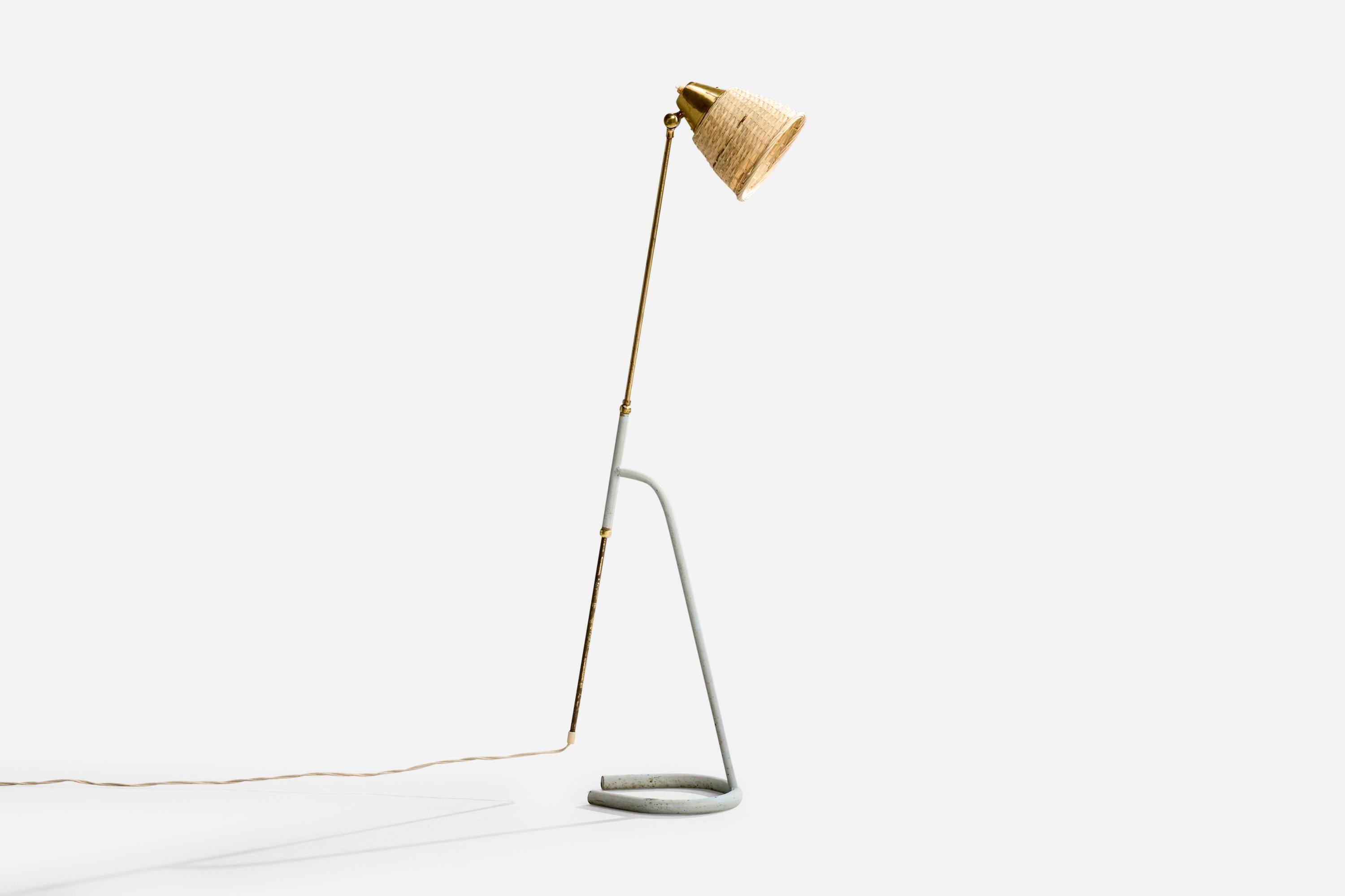 Verstellbare Stehlampe aus hellgrau lackiertem Eisen, Messing und Rattan, hergestellt von Gemco Armatur, Schweden, ca. 1950er Jahre.

Gesamtabmessungen (Zoll): 51 
