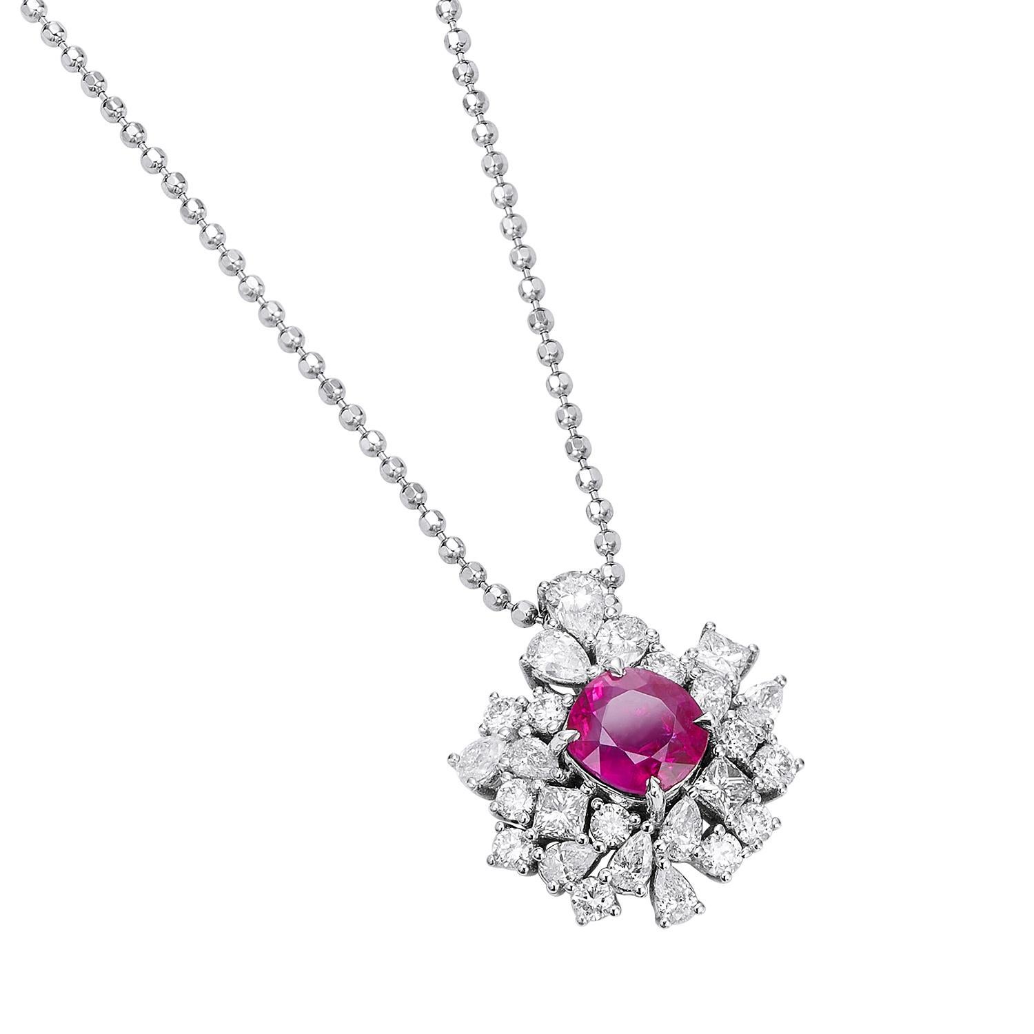 Mogok es rojo, dulce y brillante También se refleja vívidamente en la pequeña piedra principal. Si te enamoras de Mogok Rojo, ya no podrás enamorarte de otro rubí. Descubre la incomparable belleza del Rojo Mogok con el Collar de Sangre de Paloma