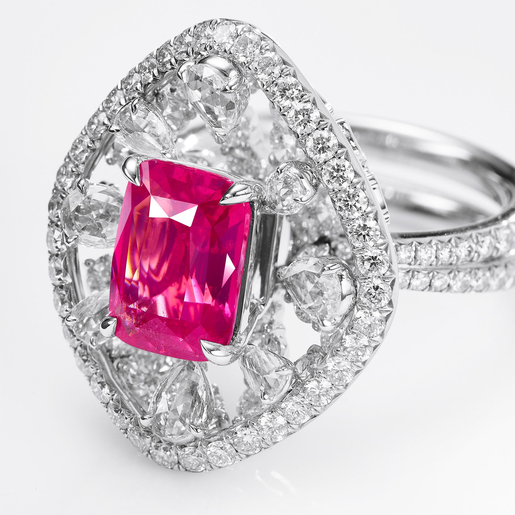 A ring that looks stunning from the front and even more stunning from the side

Mahenge with large countertop
With a super sweet velvet texture
Finger candies in winter
With GUILD certificate

S:3.05ct d:3.613ct 12.422g

GUILD Hot Pink Velvety