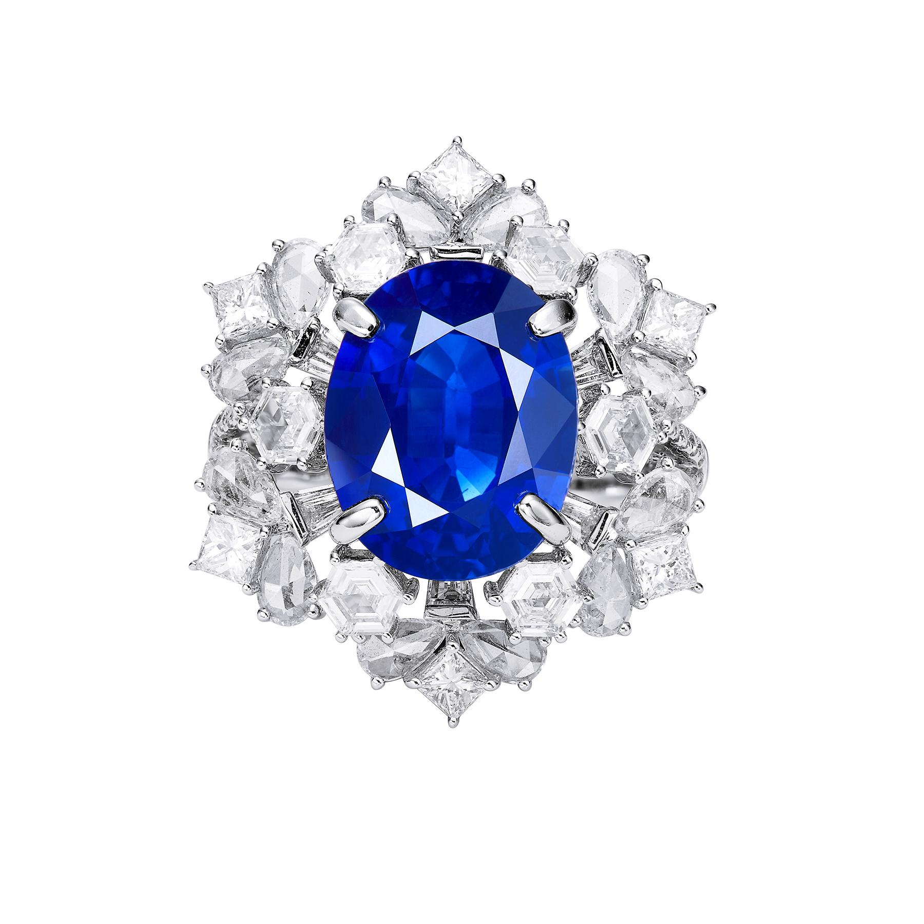 The GEMCOOK JEWELLERY 7.1ct Royal Blue Sapphire Ring offers a true luxurious experience. The stunning piece shines with an aristocratic light, reminiscent of the deep and charming sea. With a GRS certification and origin from Sri Lanka, the main