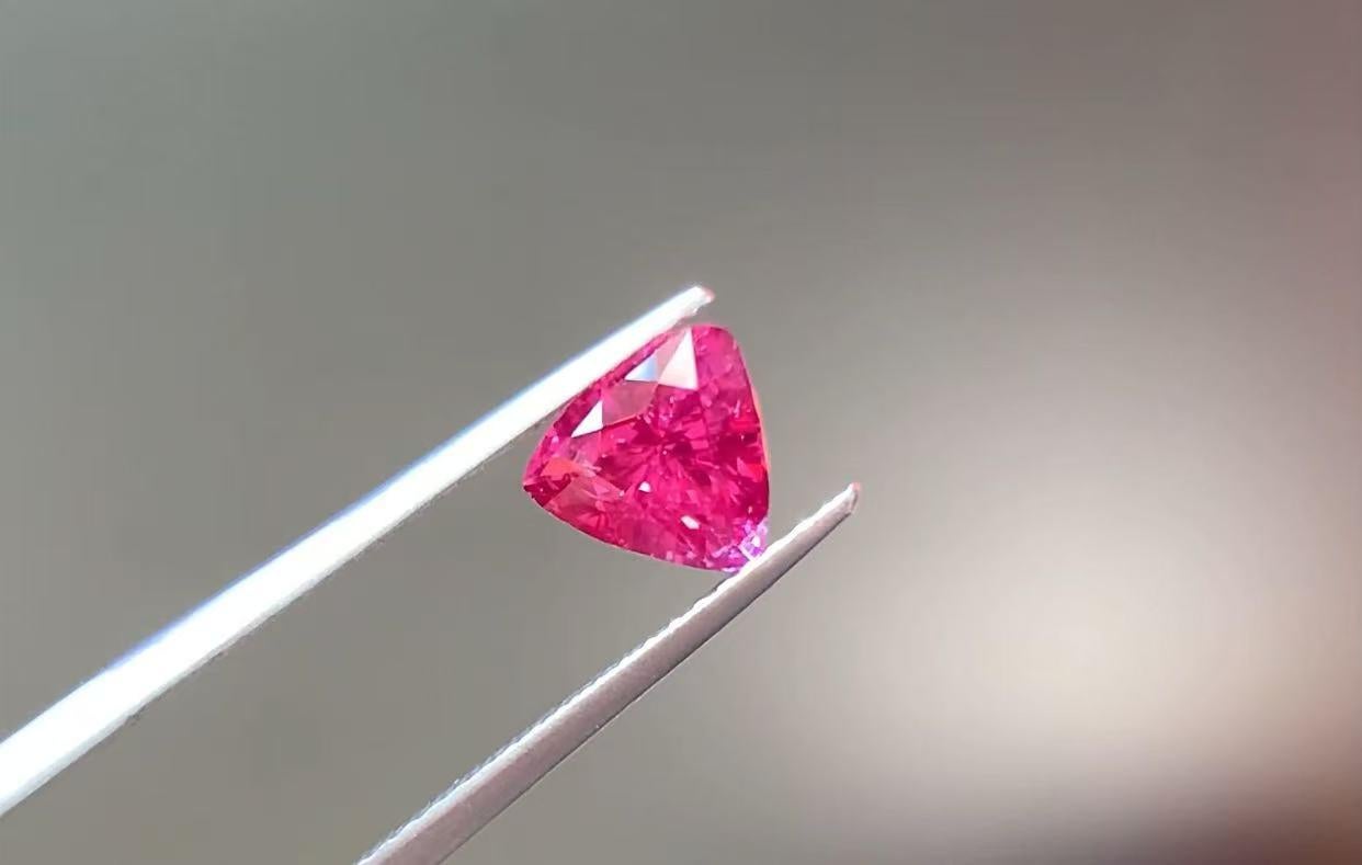 GEMCOOK JEWELLERY GUILD Certified 1.25ct Hot Pink Mahenge Spinel In New Condition For Sale In Bangkok, TH