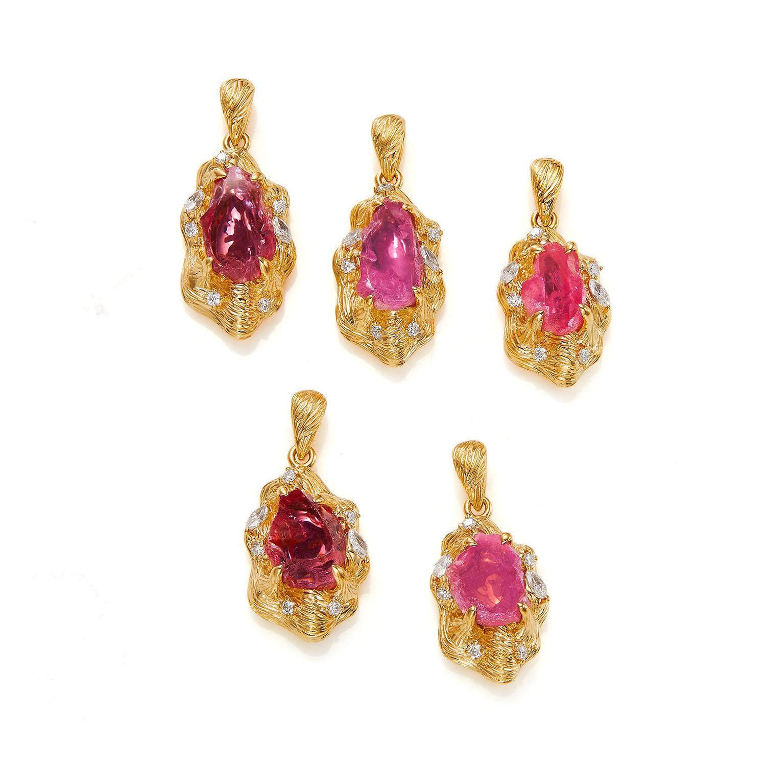 A very special design pendant made of raw mahenge stone.
The milky body and vitreous body are full of fluorescence.
It has the natural traces of the original mineral deposit.
It is inlaid with thick gold.
You can get the charm of mahenge at a low
