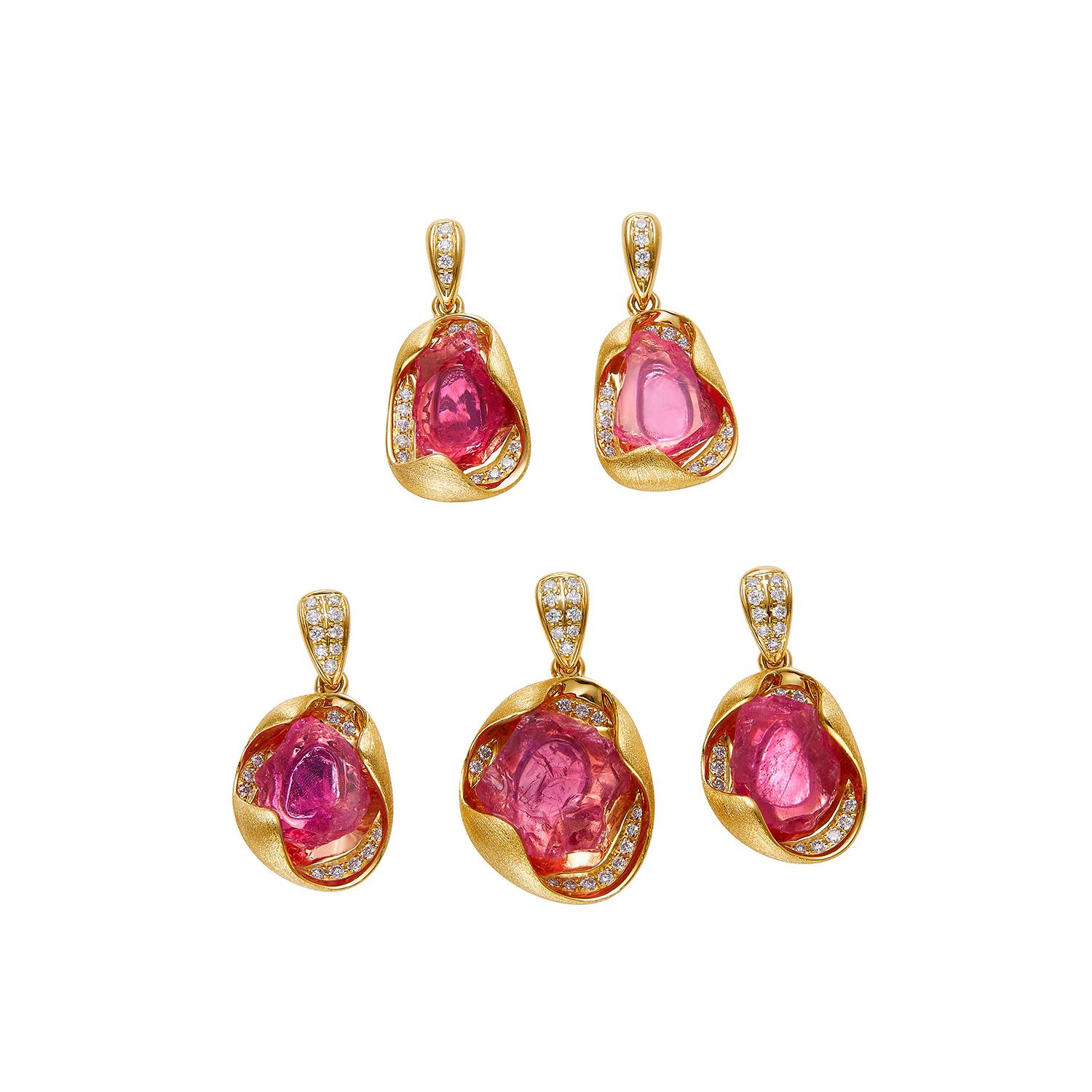 A very special design pendant made of raw mahenge stone.
The milky body and vitreous body are full of fluorescence.
It has the natural traces of the original mineral deposit.
It is inlaid with thick gold.
You can get the charm of mahenge at a low