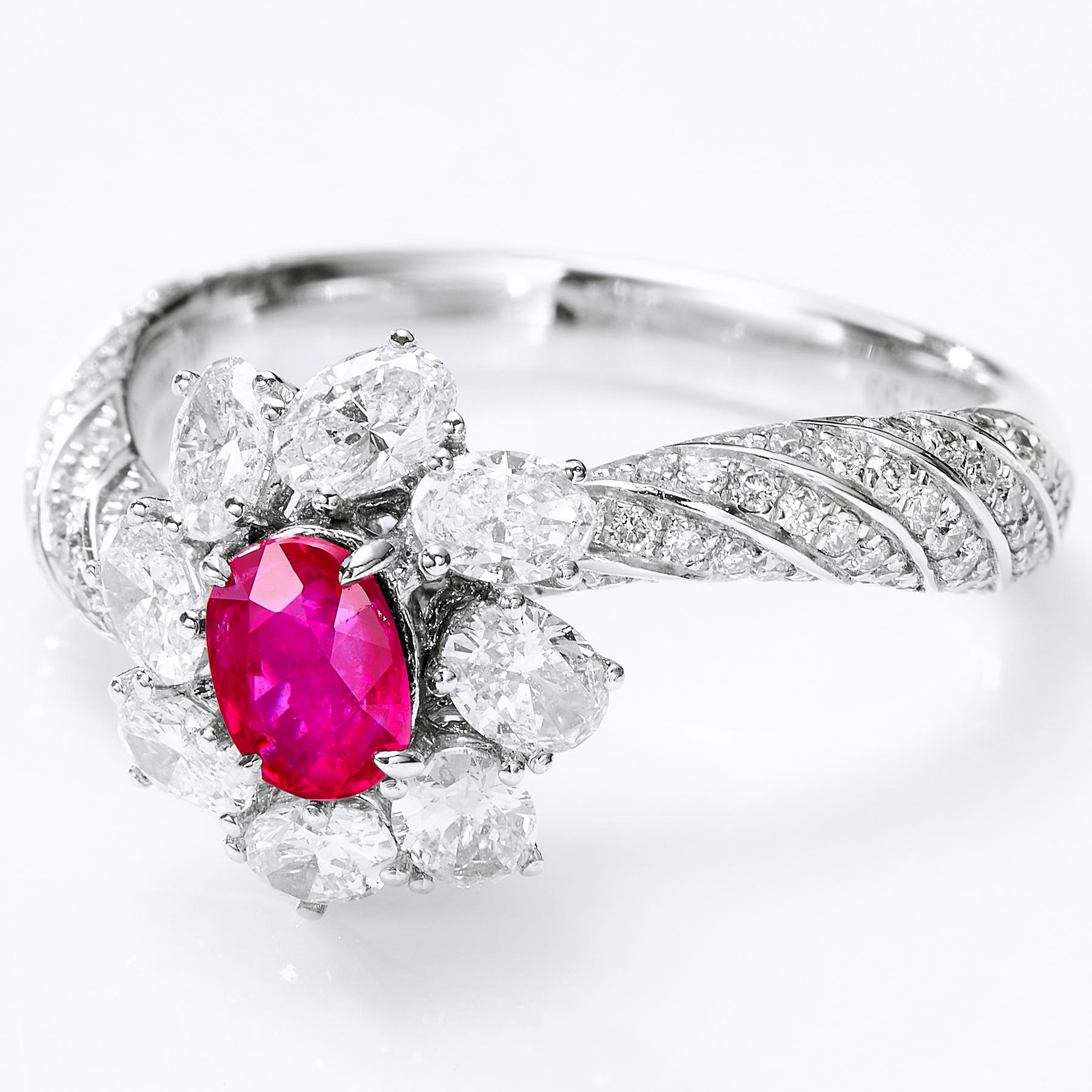 Experimenta el lujo con el Anillo de Rubí Sangre de Paloma de Birmania no Calentado GEMCOOK JEWELRY de 0,51 ct. Con un diseño de botón único y un engaste envolvente en forma de flor, este anillo destila sofisticación. Certificado por la AIGS, el