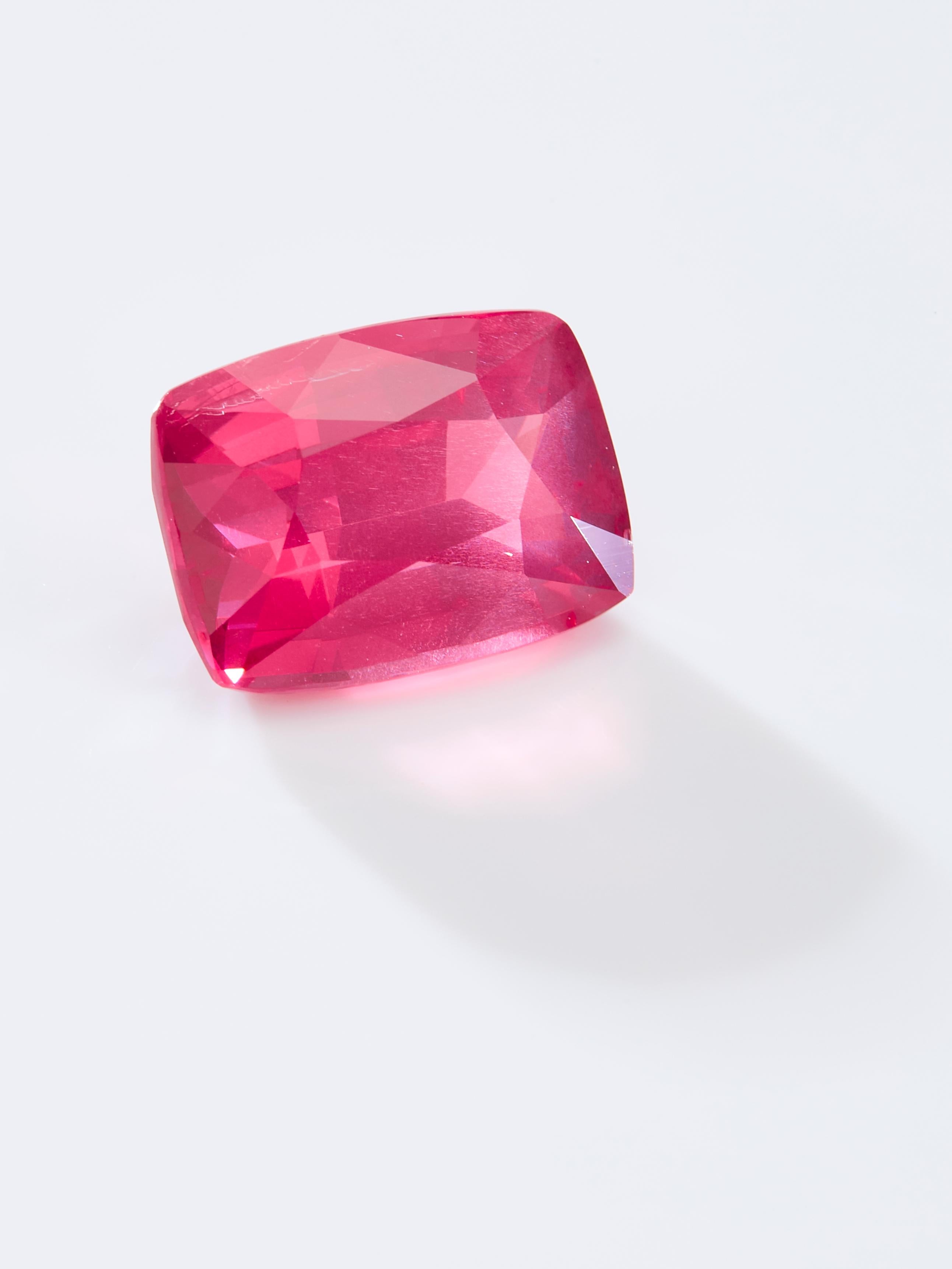 Der GUILD Certified Hot Pink 2.30ct Mahenge Spinell wurde mit dem Prädikat Velvety