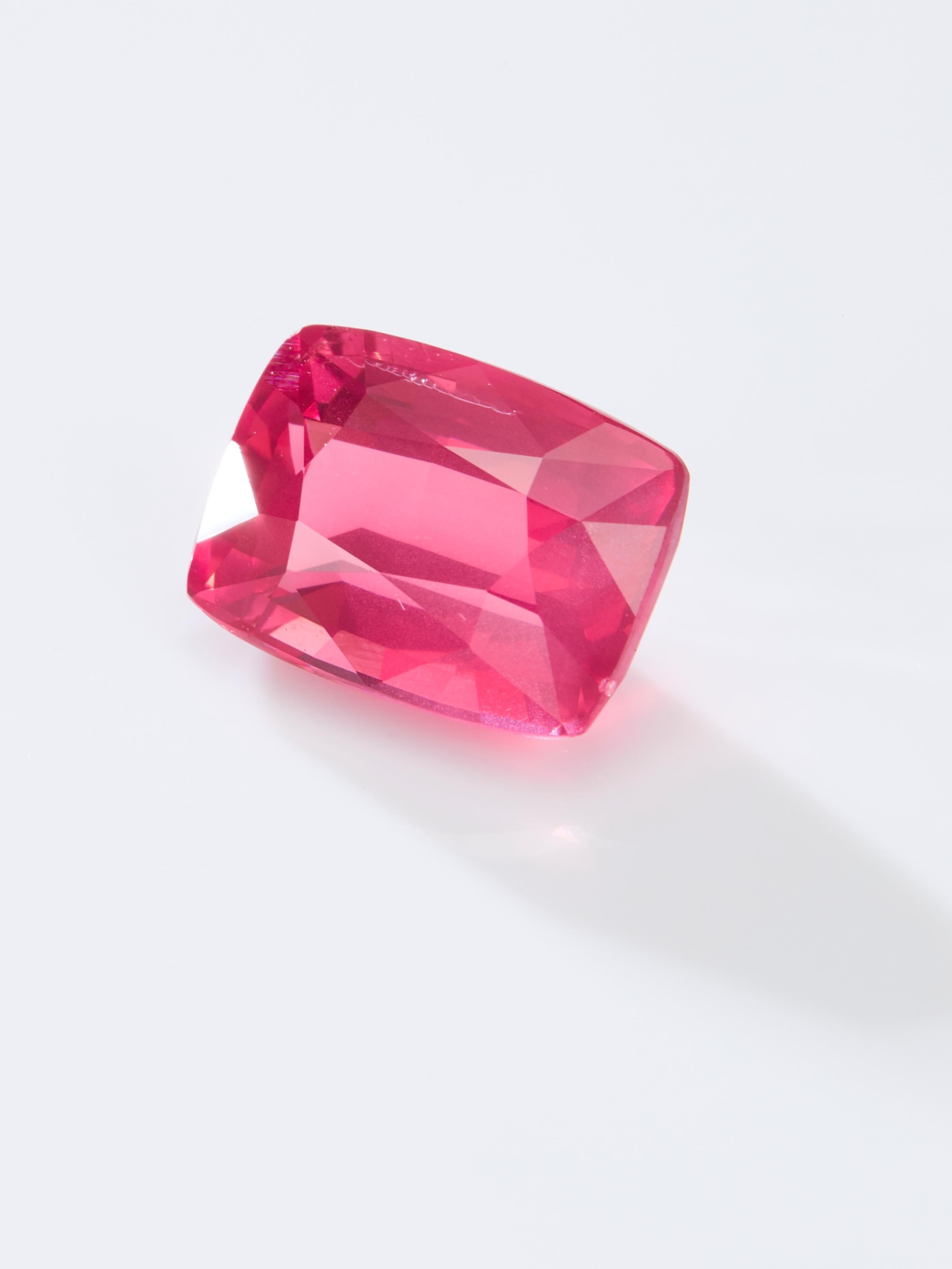 GEMCOOK JEWELRY GUILD zertifizierter 2,30ct Hot Pink Mahaenge Spinell (Kissenschliff) im Angebot