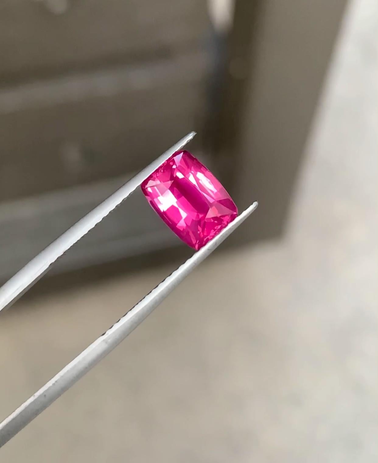 GEMCOOK JEWELRY GUILD zertifizierter 2,30ct Hot Pink Mahaenge Spinell im Zustand „Neu“ im Angebot in Bangkok, TH