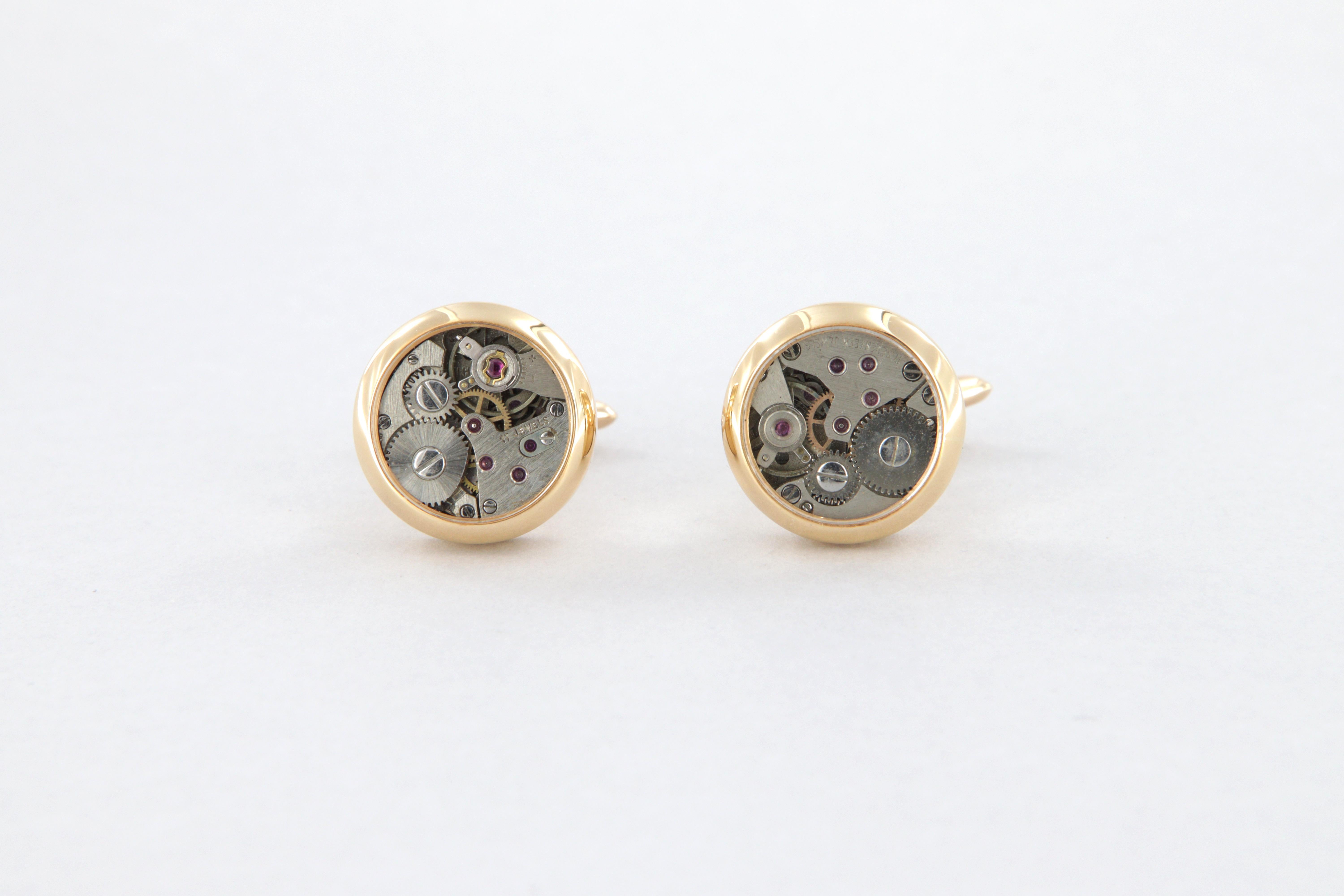 Manschettenknöpfe aus 18-karätigem Gold mit einem echten mechanischen Uhrwerk mit Handaufzug, geschützt durch ein Kristallglas. Durchmesser 16,4 mm, Dicke 5,6 mm.
Gesamtgewicht g 17,5. Gewicht des verwendeten Goldes g 13,9.

Die Zwillinge wurden in