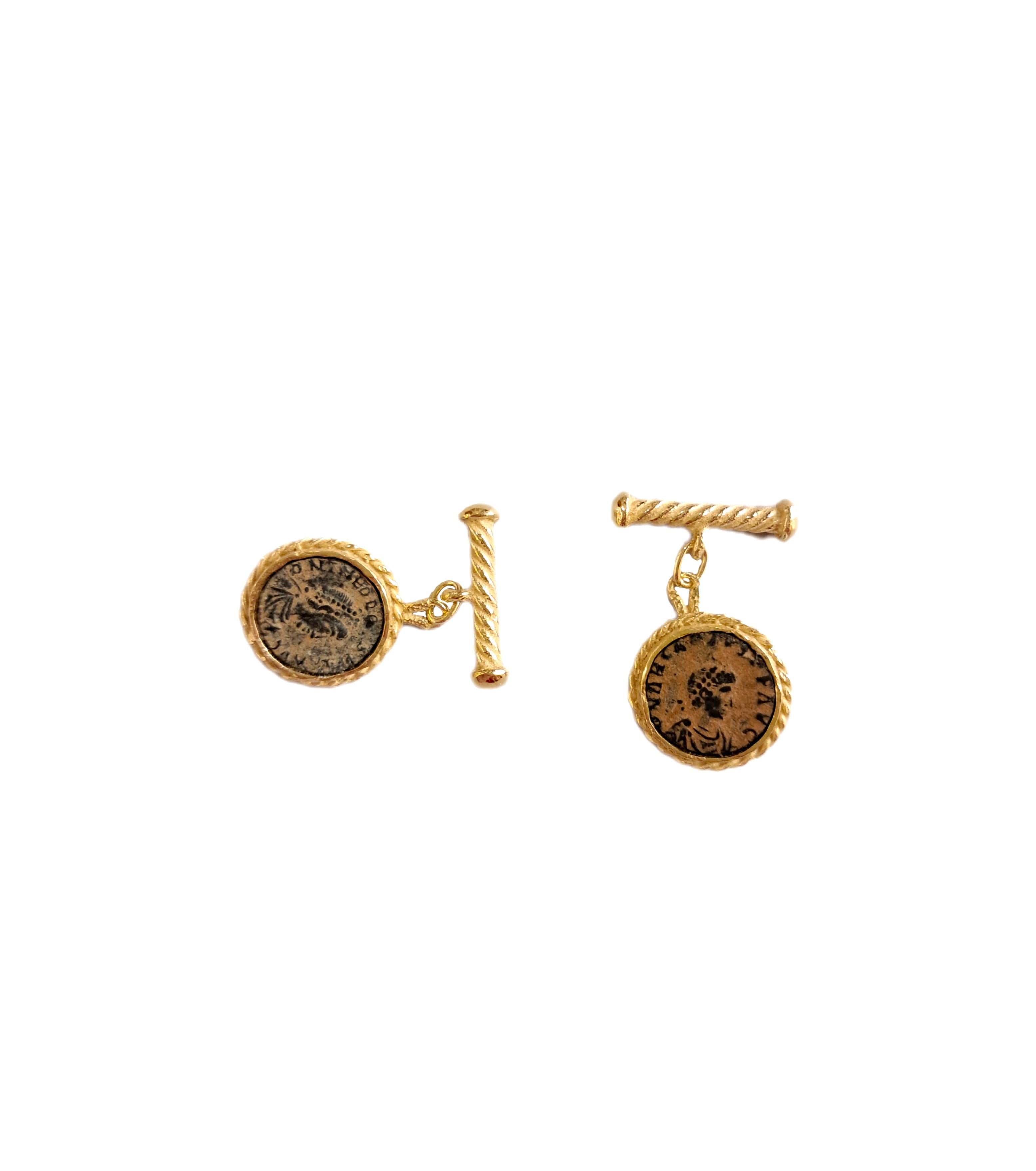Splendidi gemelli in oro giallo satinato 18 k con monete romane, della Collection Sacchi 