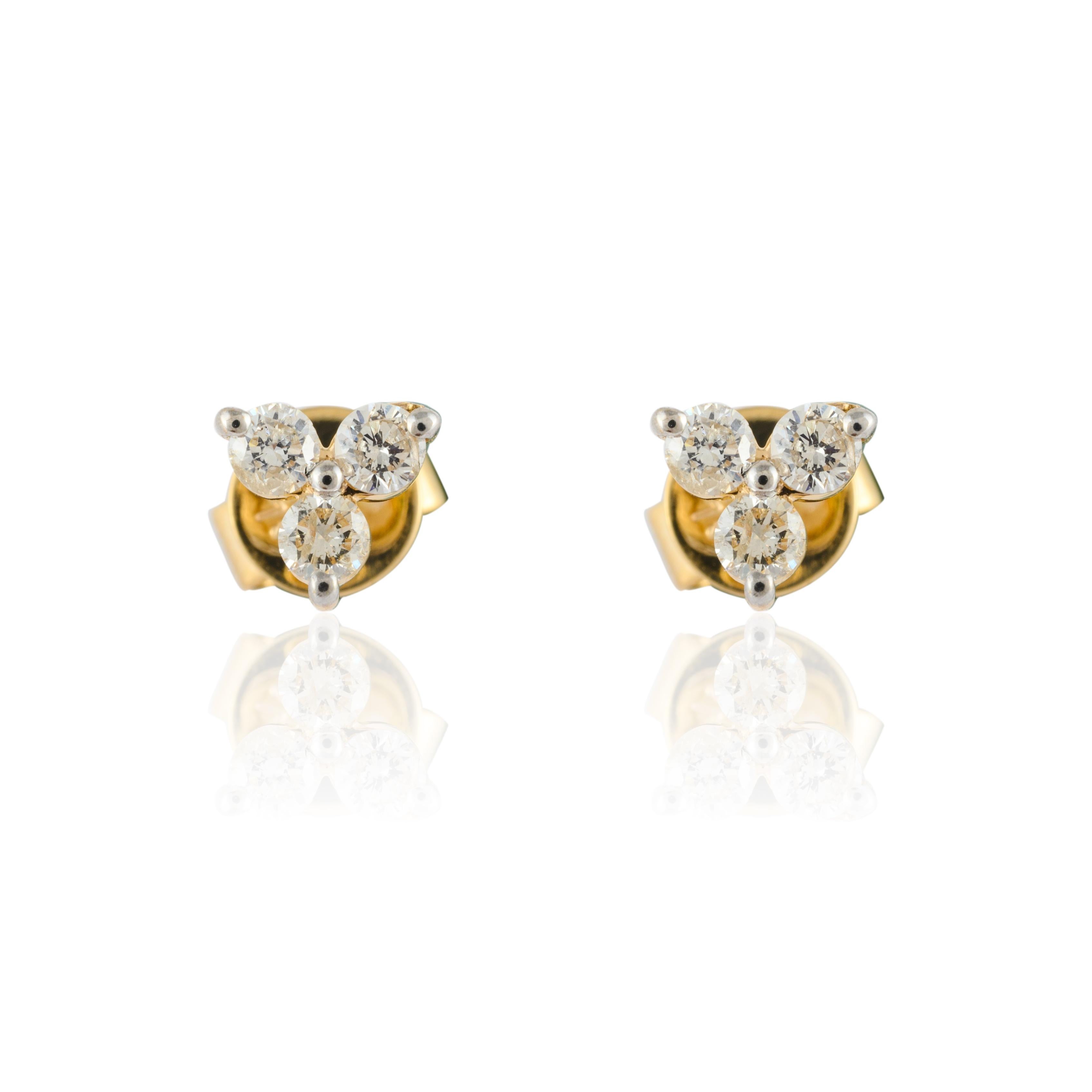 Boucles d'oreilles à trois diamants naturels en or 18 carats pour faire une déclaration avec votre look. Vous aurez besoin de boucles d'oreilles pour affirmer votre look. Ces boucles d'oreilles créent un look étincelant et luxueux avec des diamants
