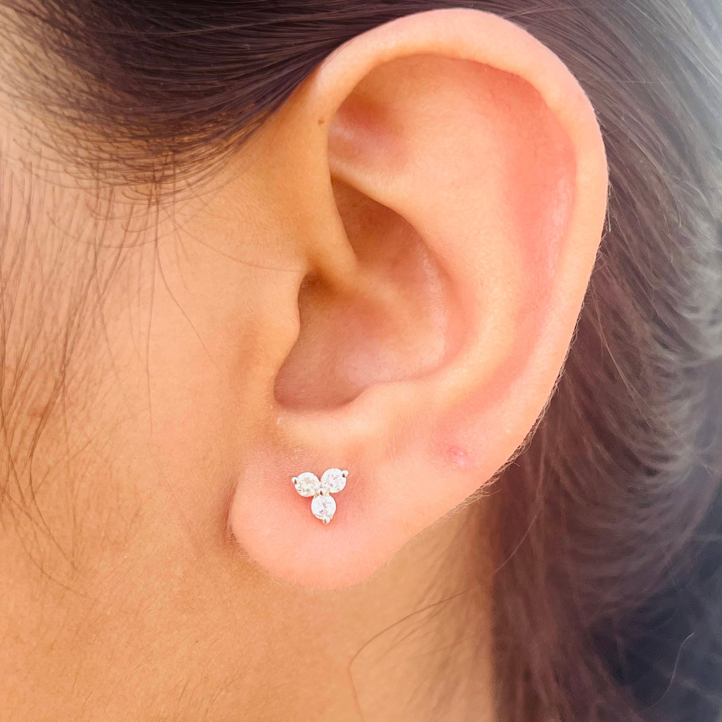 Moderne Clous d'oreilles Pushback en or jaune massif 18 carats avec trois diamants naturels en vente