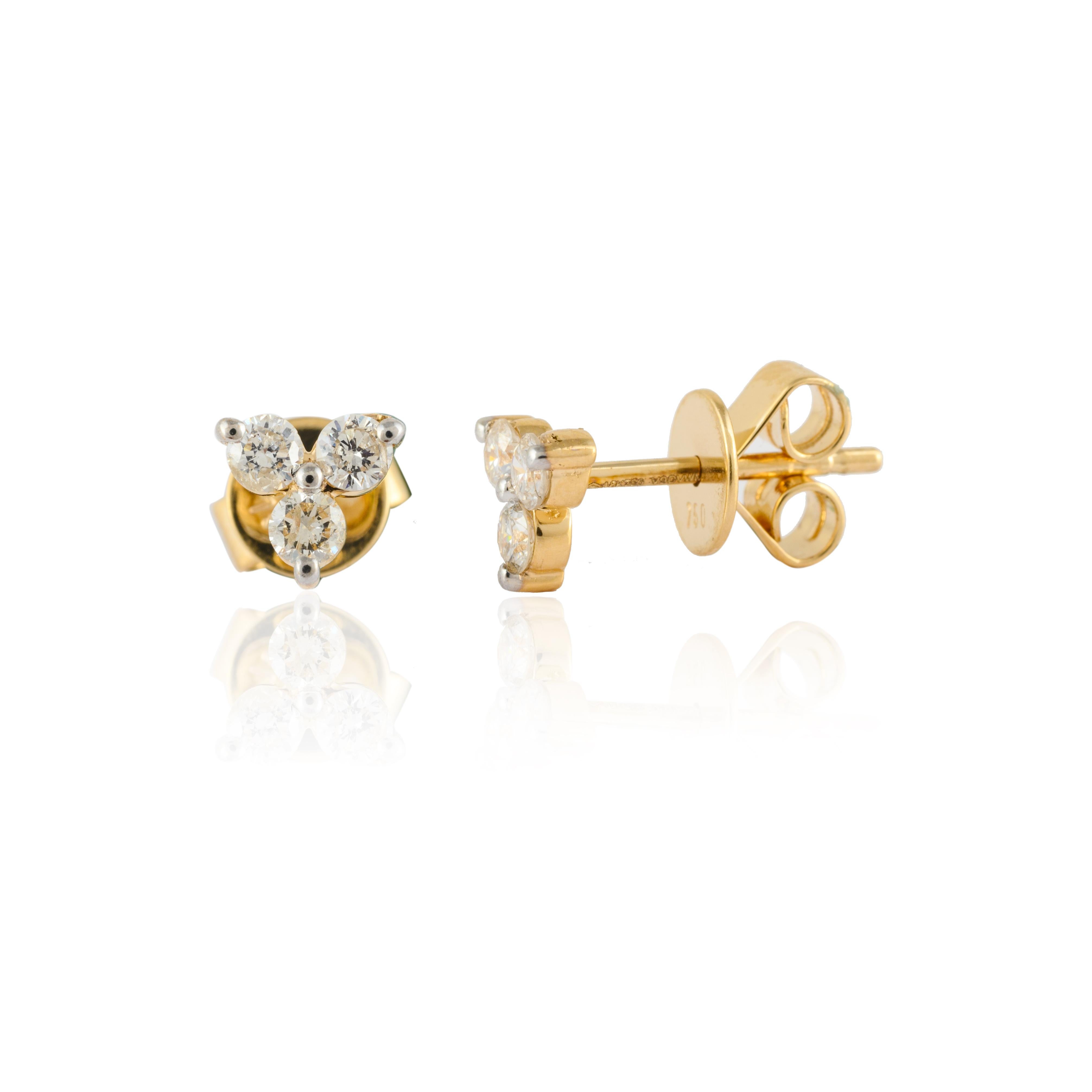 Taille ronde Clous d'oreilles Pushback en or jaune massif 18 carats avec trois diamants naturels en vente