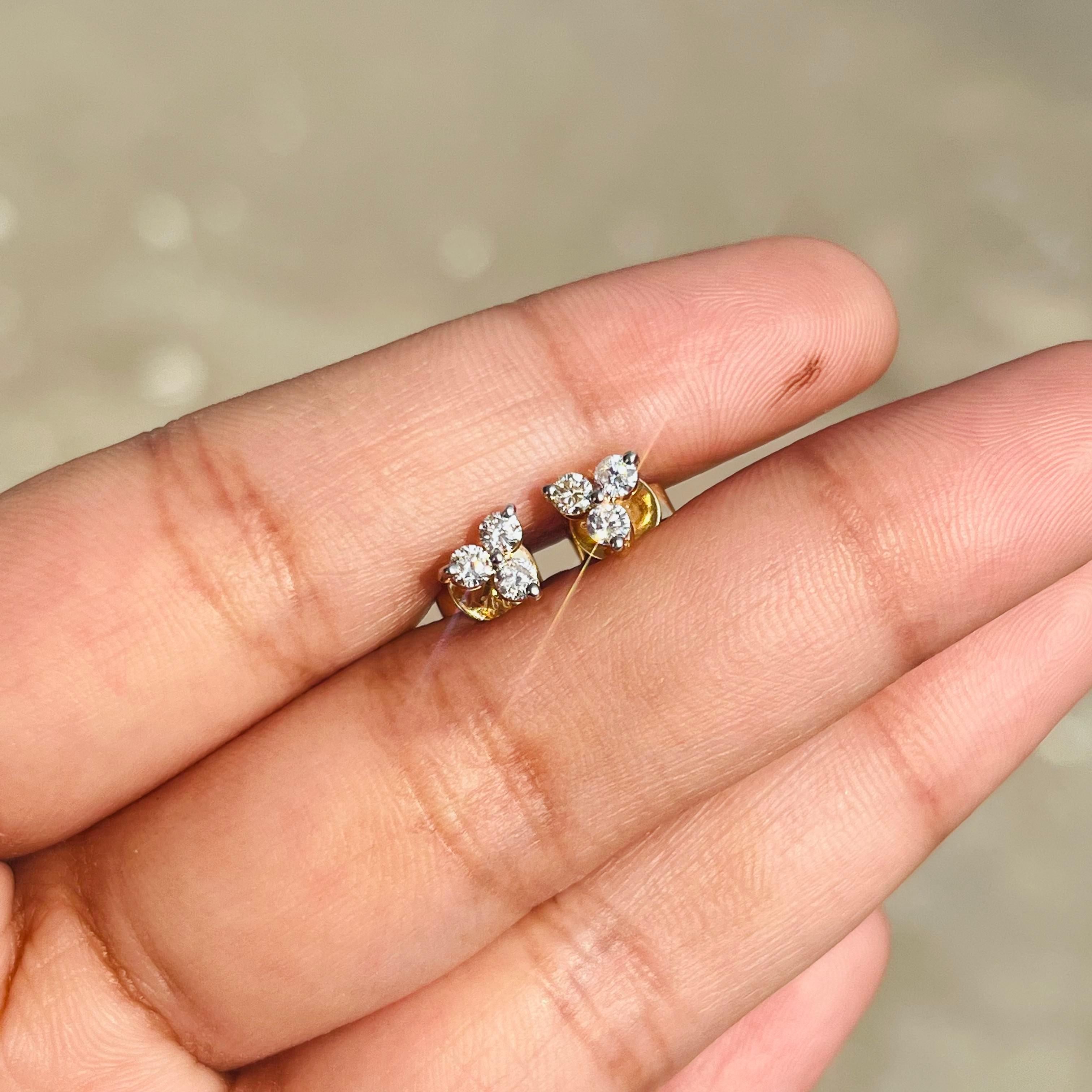Clous d'oreilles Pushback en or jaune massif 18 carats avec trois diamants naturels Neuf - En vente à New York, NY