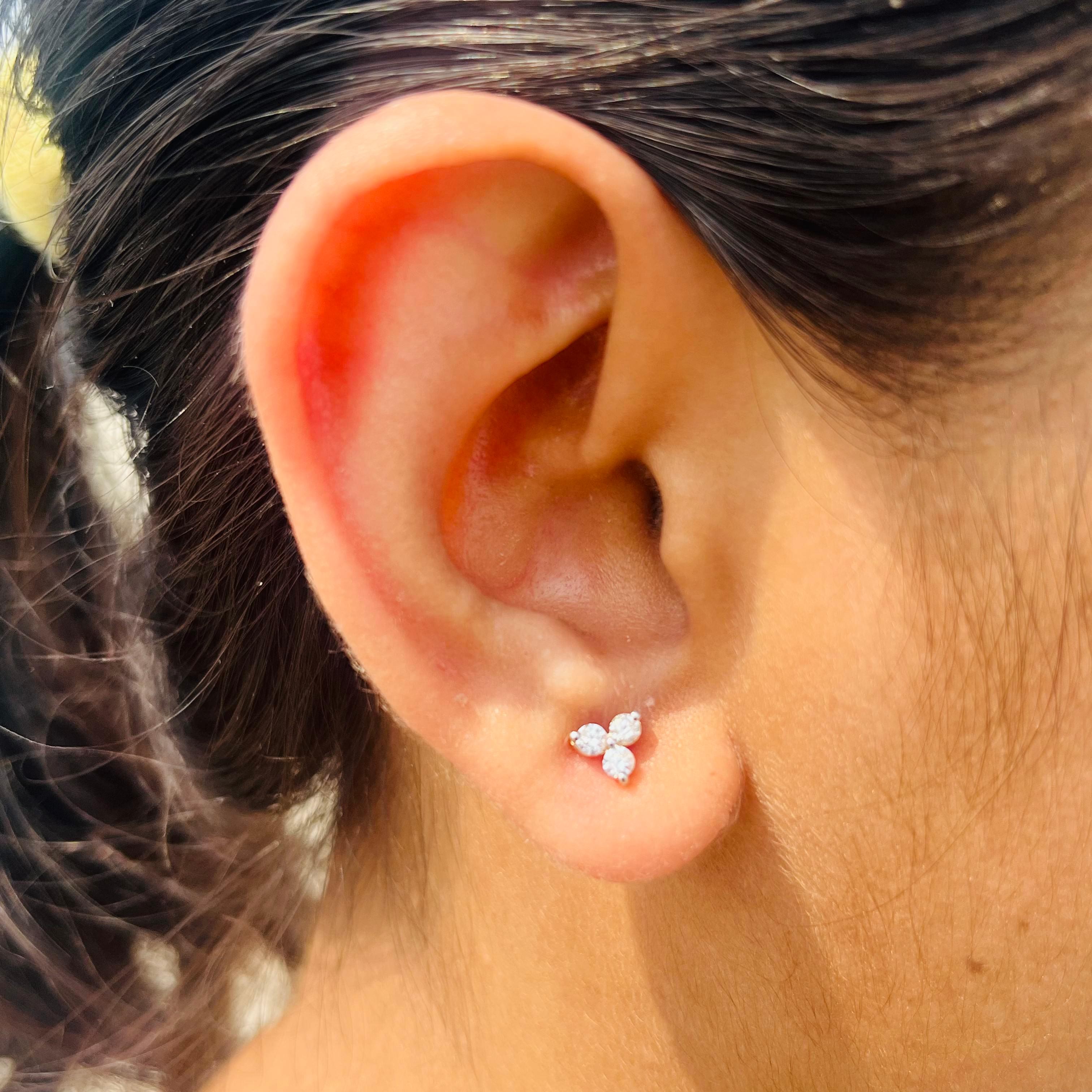Clous d'oreilles Pushback en or jaune massif 18 carats avec trois diamants naturels Pour femmes en vente