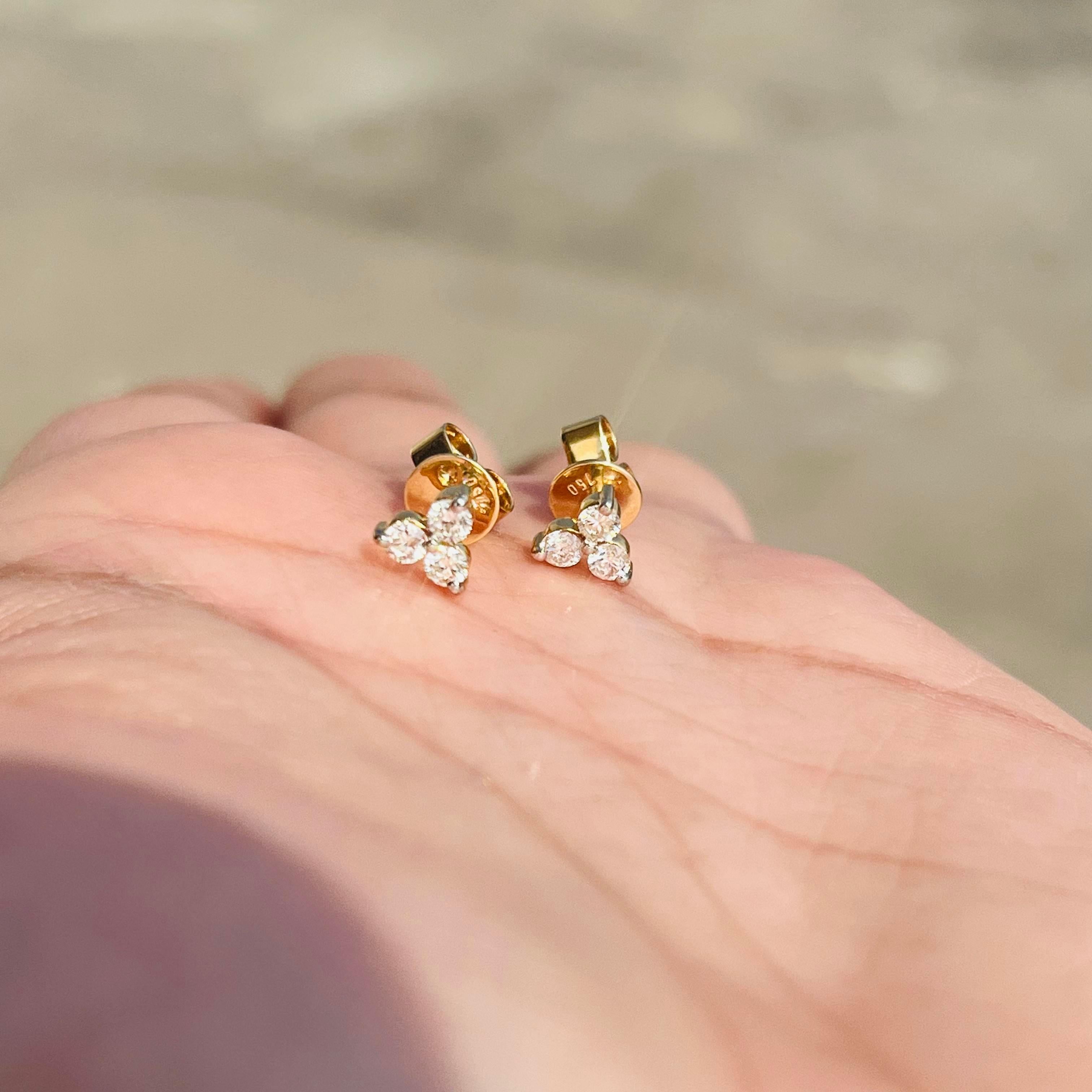 Clous d'oreilles Pushback en or jaune massif 18 carats avec trois diamants naturels en vente 1