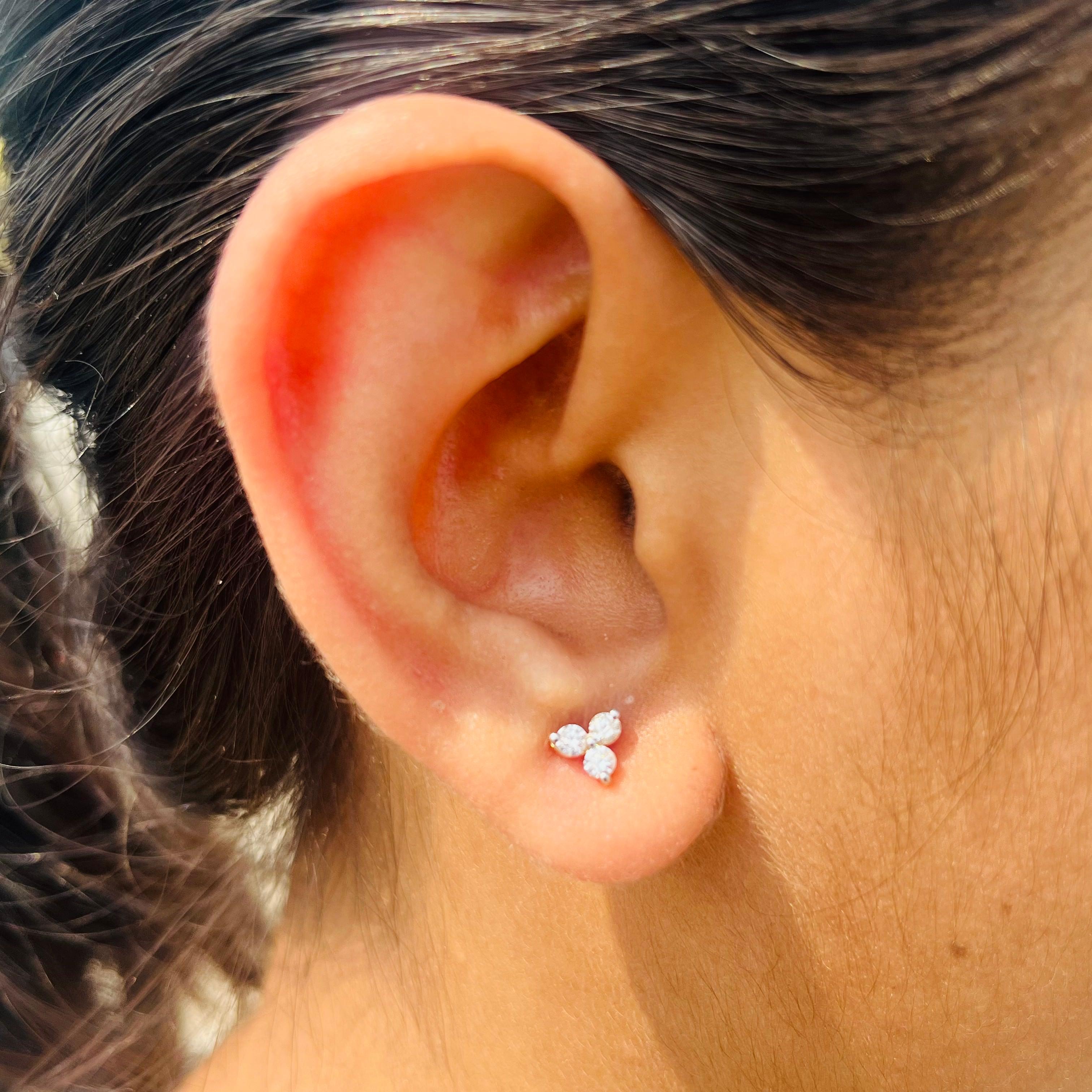 Clous d'oreilles Pushback en or jaune massif 18 carats avec trois diamants naturels en vente 2