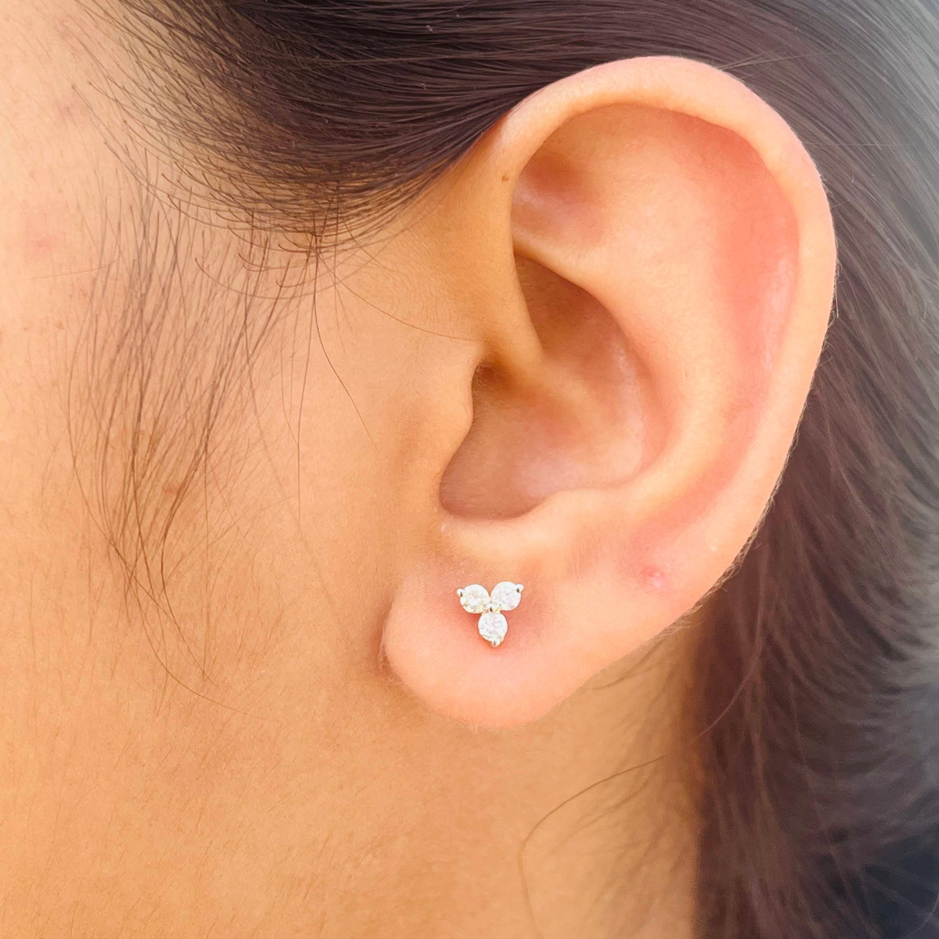 Clous d'oreilles Pushback en or jaune massif 18 carats avec trois diamants naturels en vente 3
