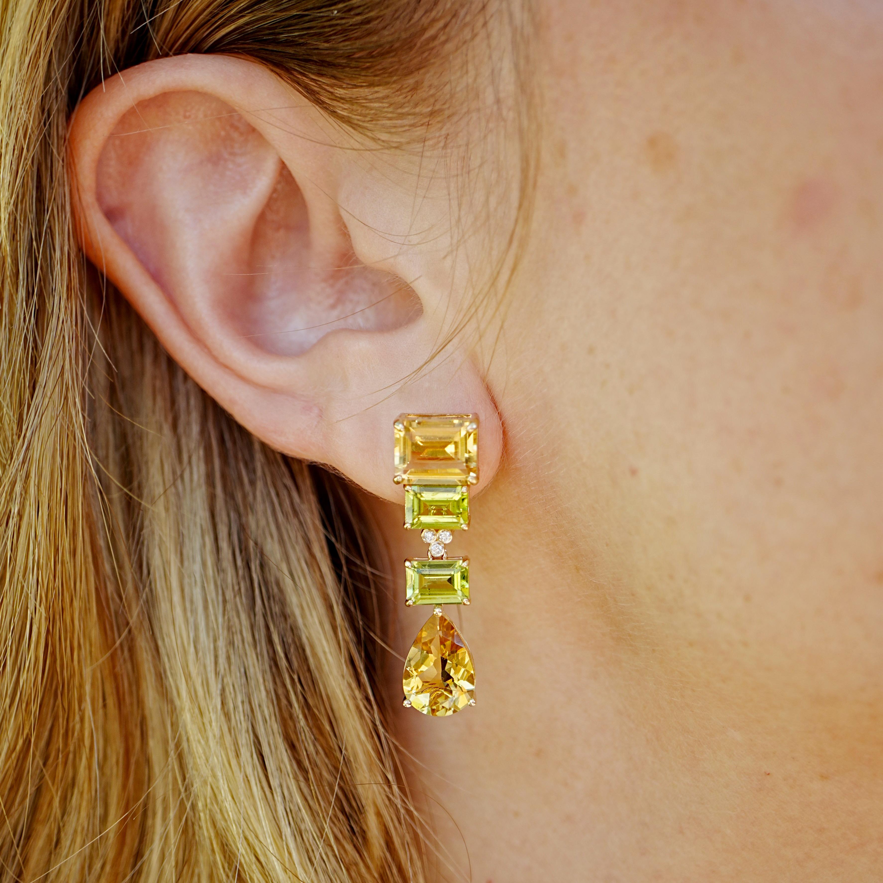 Rayonnantes et polyvalentes, les boucles d'oreilles pendantes convertibles Nina Zhou GemFusion 17.03ctw Citrine Peridot Diamond réunissent la chaleur dorée de la citrine et le vert rafraîchissant du péridot dans un design architectural audacieux.