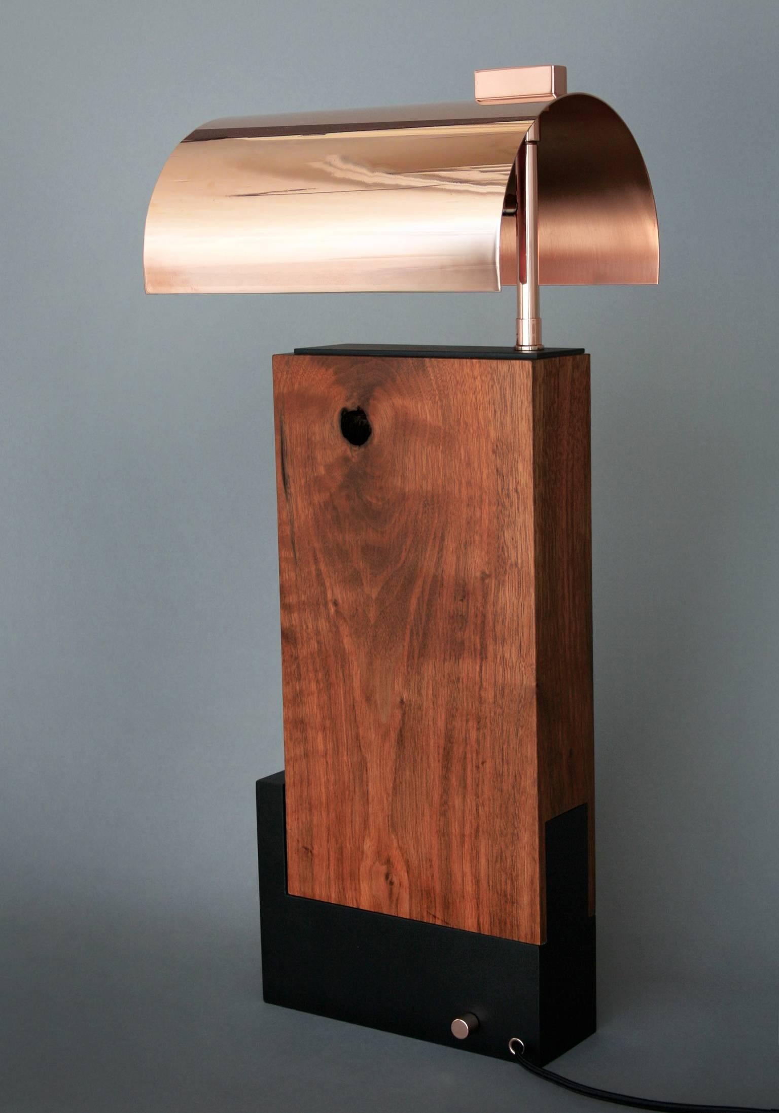 Bauhaus Style Contemporary Table lamp in Walnut and Brass by Vivian Carbonell For Sale 2