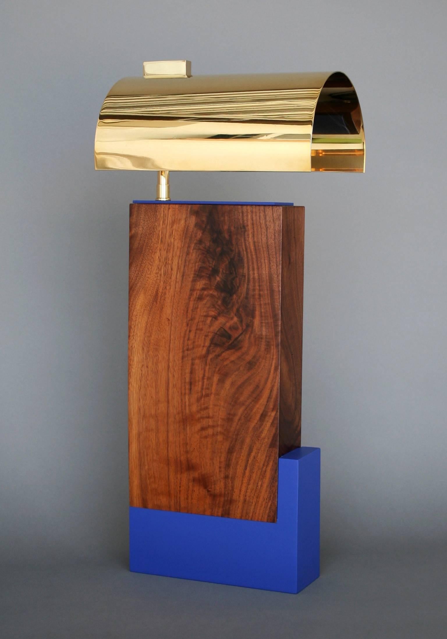 American Bauhaus Style Contemporary Table lamp in Walnut and Brass by Vivian Carbonell For Sale