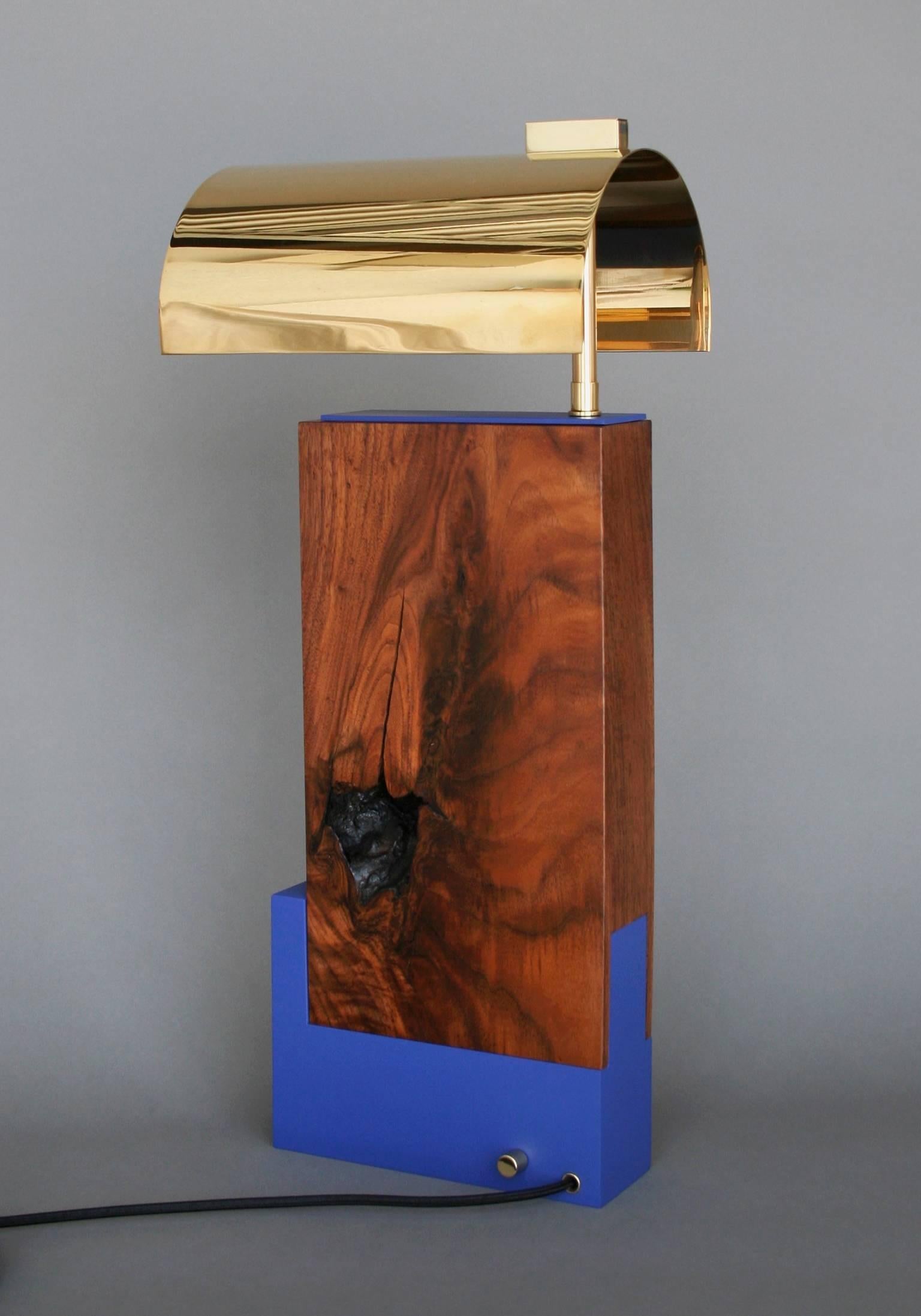 Zeitgenössische Tischlampe im Bauhaus-Stil aus Nussbaum und Messing von Vivian Carbonell (21. Jahrhundert und zeitgenössisch) im Angebot