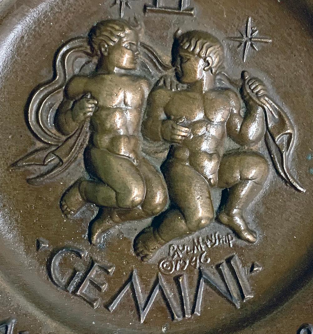 Questo pezzo, che fa parte di una serie di rilievi scultorei in bronzo raffiguranti i segni dello Zodiaco scolpiti da Paul Manship nel 1946, presenta i due gemelli Gemelli come bambini muscolosi.  Manship è stato il più importante scultore americano