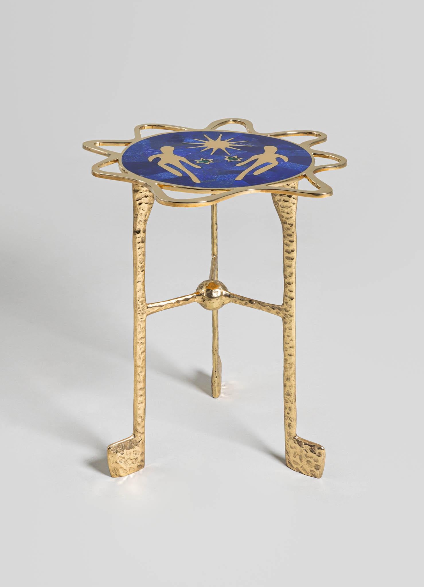 Table d'appoint Gemini avec pierres semi-précieuses Viya de Vikram Goyal

Ramenez l'univers à la maison et voyez ce qui est écrit dans les étoiles. Ces représentations en émail et en laiton illustrent le mysticisme ineffable des mouvements