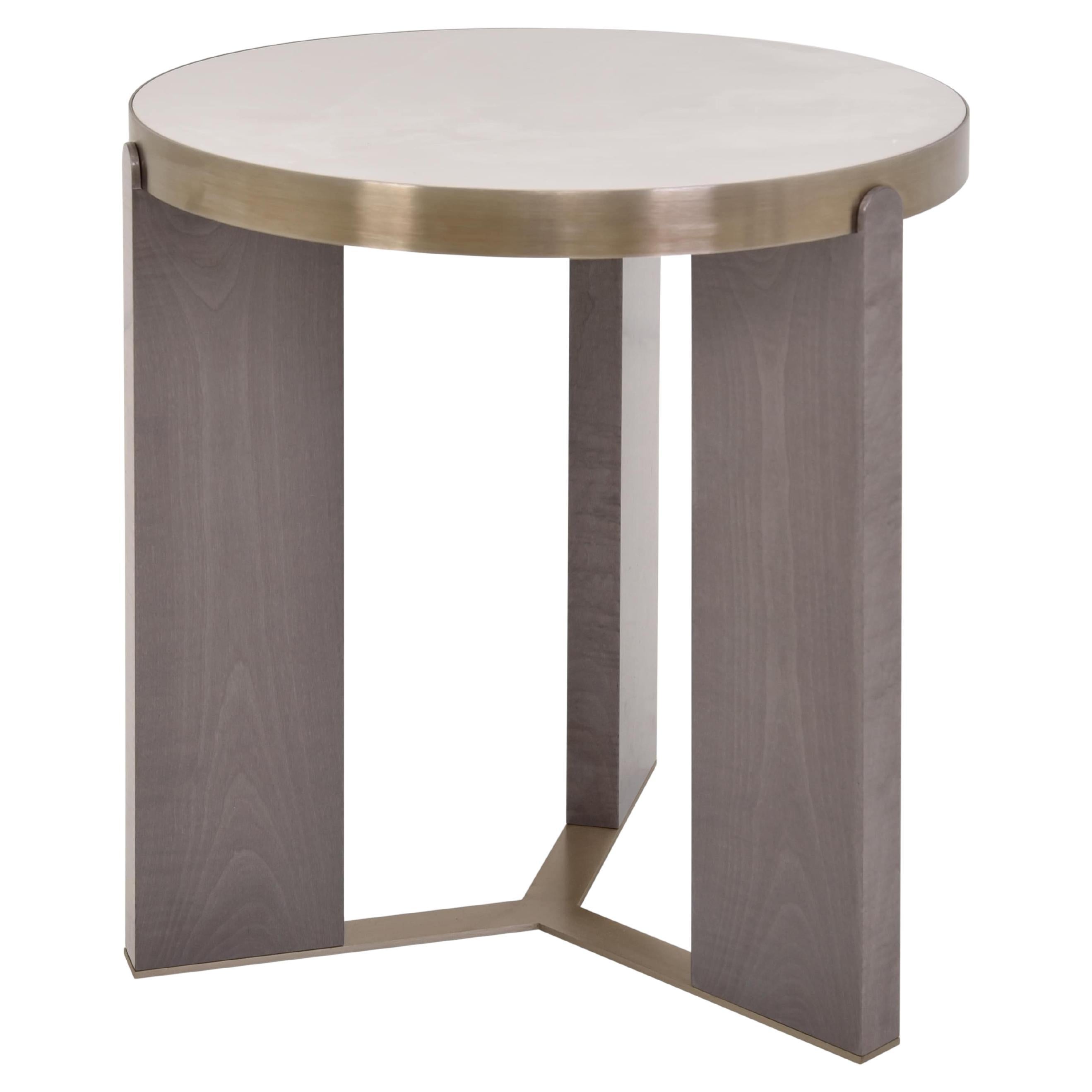 Table d'appoint Gemini avec structure en Oak, plateau en Dekton et détails en laiton fumé