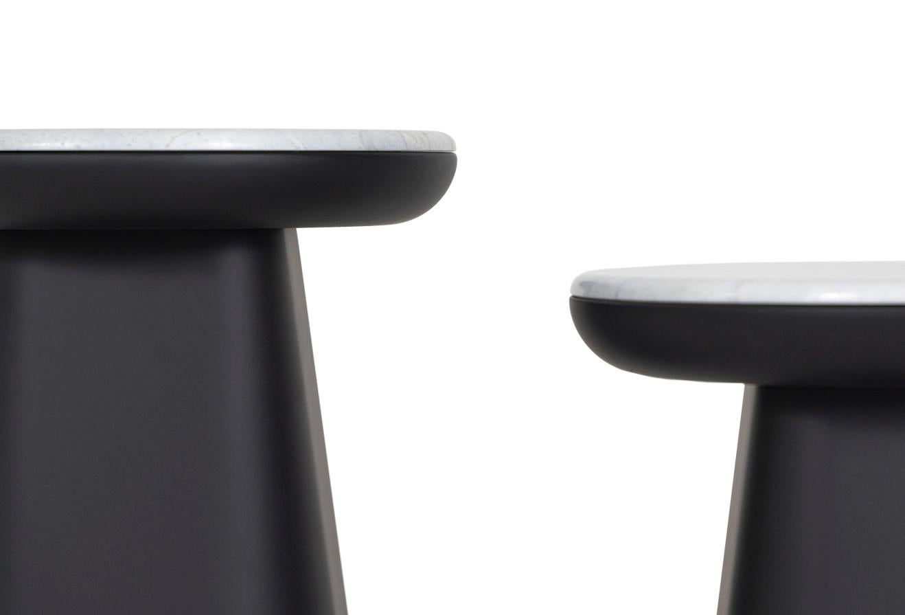 Moderne Petite table Gemini - une petite table façonnée en marbre en vente